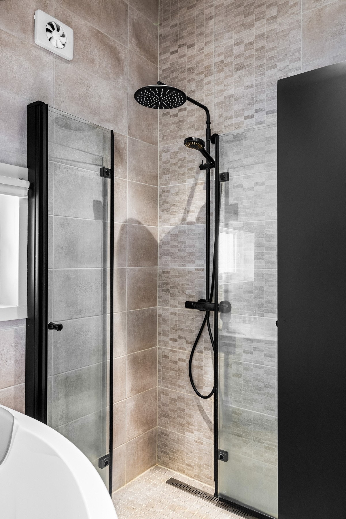 Dusjhjørnet er utstyrt med rette, innsvingbare glassdører som gir et luftig uttrykk Galleribilde