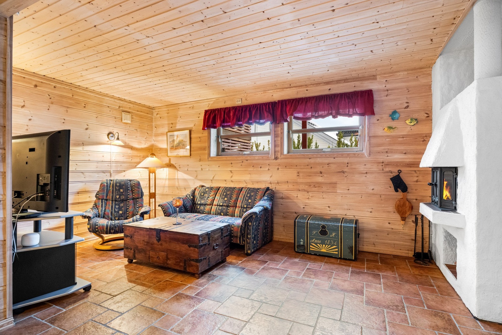 Underetasjen byr på mye areal og gode muligheter for et praktisk hobbyrom. Galleribilde