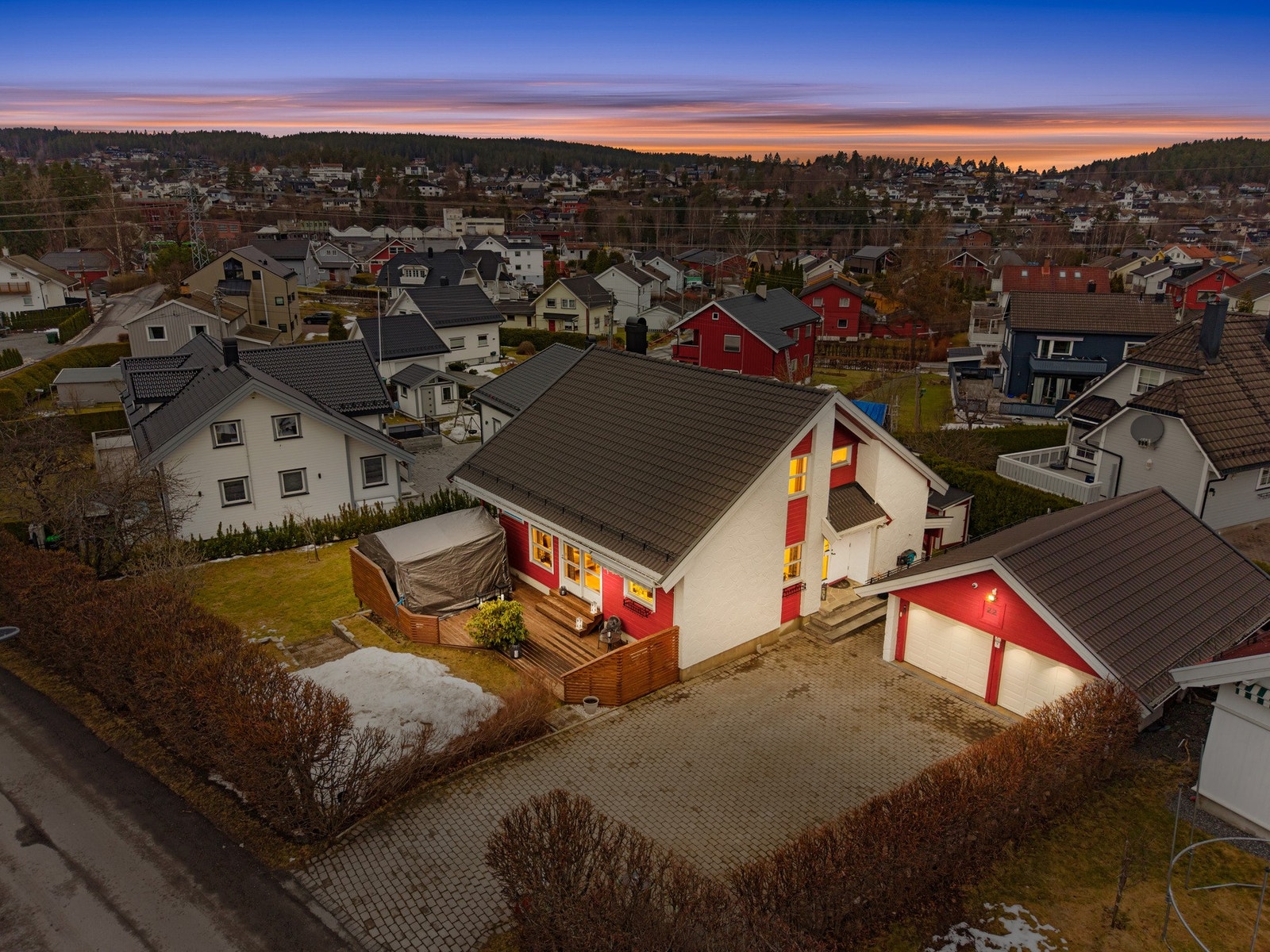 Her er det nærhet til både barnehager, skoler, fotballbane og offentlig kommunikasjon. Det er også gode servicetilbud i området.
Det er brukt AI for å lage kveldsstemning på bildet. Galleribilde