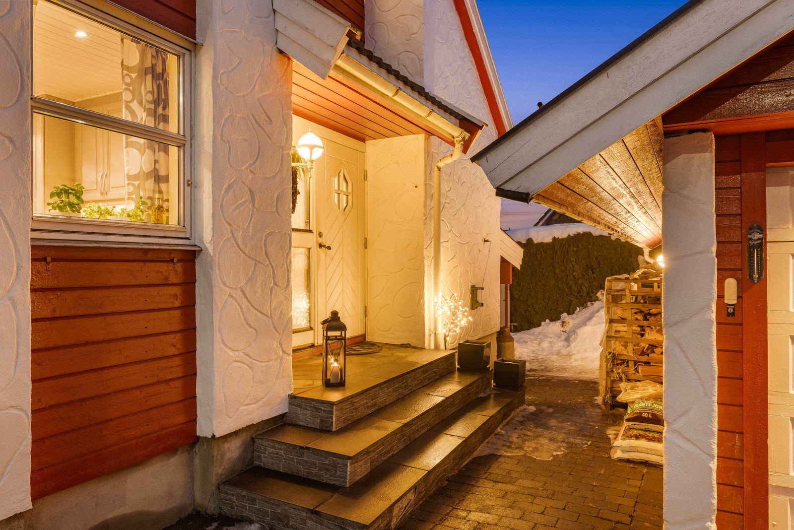 Vi må jo selvfølgelig se litt nærmere på denne sjarmerende boligen. Bli med, så tar vi turen inn! Galleribilde