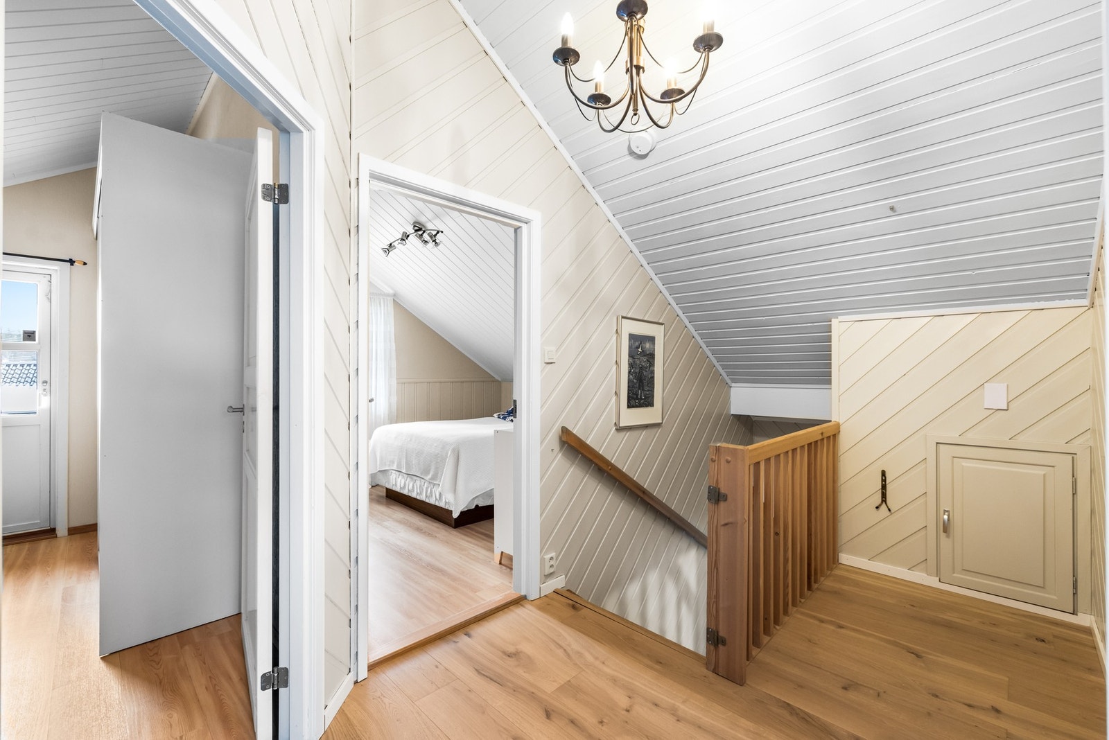 Boligen har totalt fire soverom, hvor tre av dem ligger samlet i boligens andre etasje Galleribilde