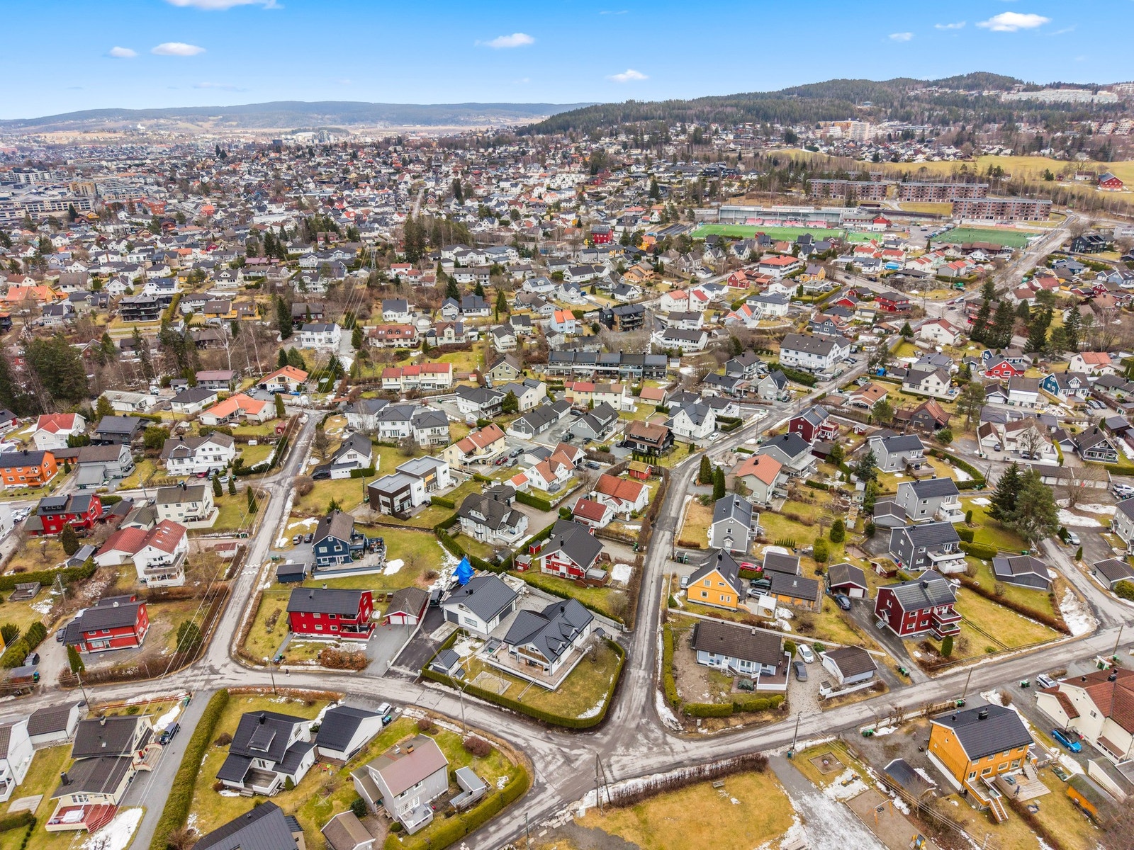 Ønsker du ytterligere servicetilbud er det kort vei til både Metro og Lørenskog Storsenter Triaden. Lillestrøm og Oslo sentrum ligger også godt innen rekkevidde. Galleribilde