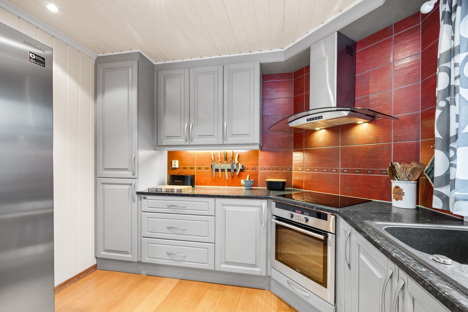 Her er det godt med skap- og benkeplass, noe som gir gode arbeidsforhold. Galleribilde