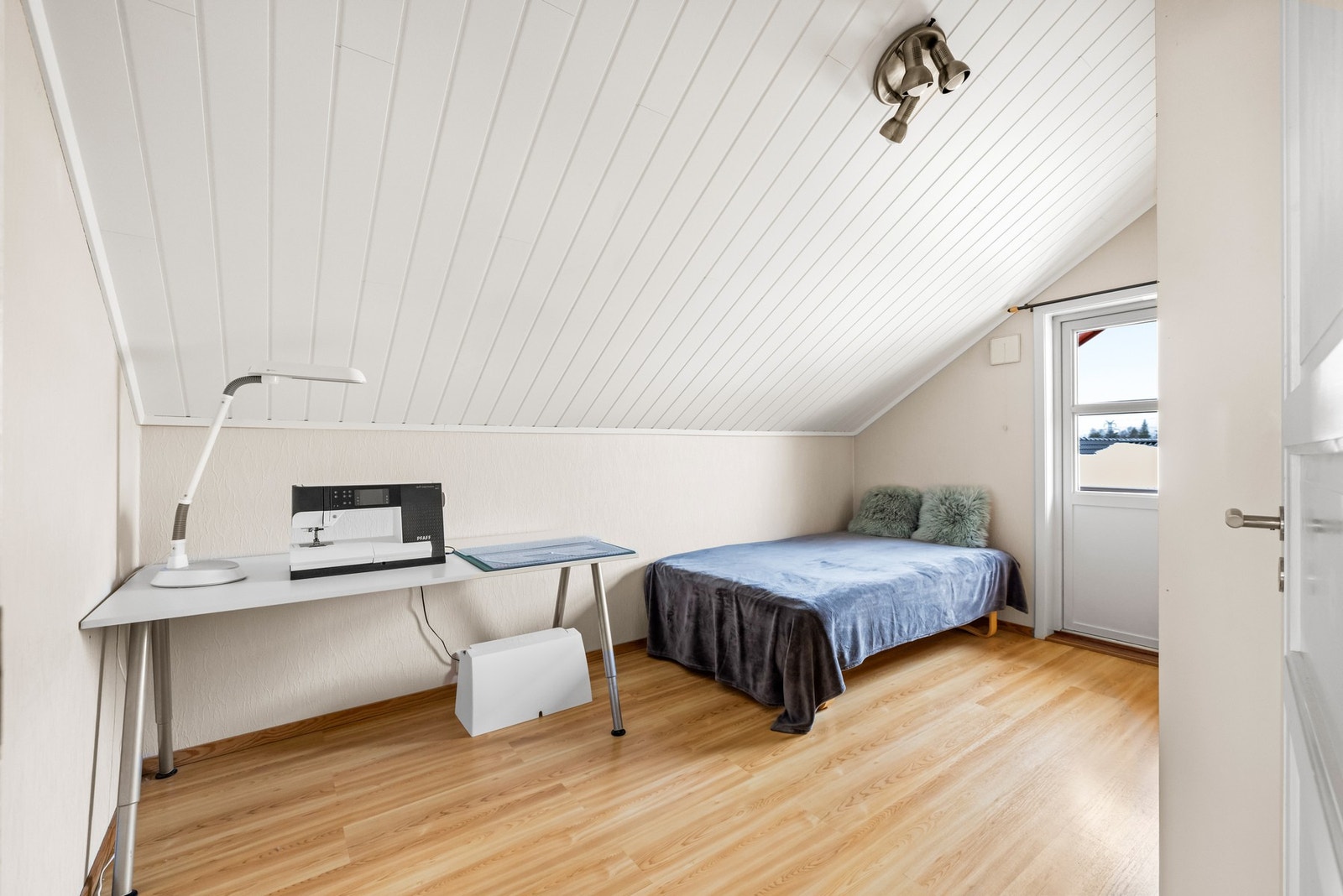 Dette gir en praktisk planløsning for familier med behov for flere soverom i samme etasje. Galleribilde