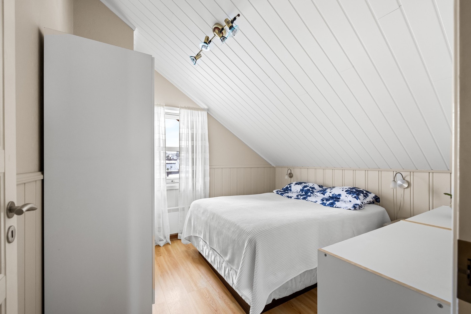 Soverommet har god plass til dobbeltseng. Galleribilde