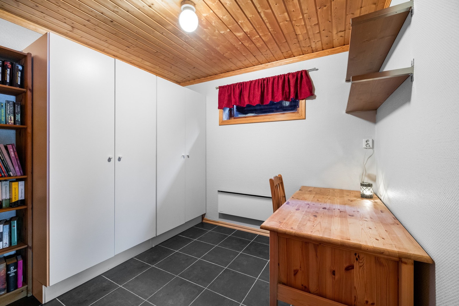 Praktisk hobbyrom/kontor i kjeller. Galleribilde