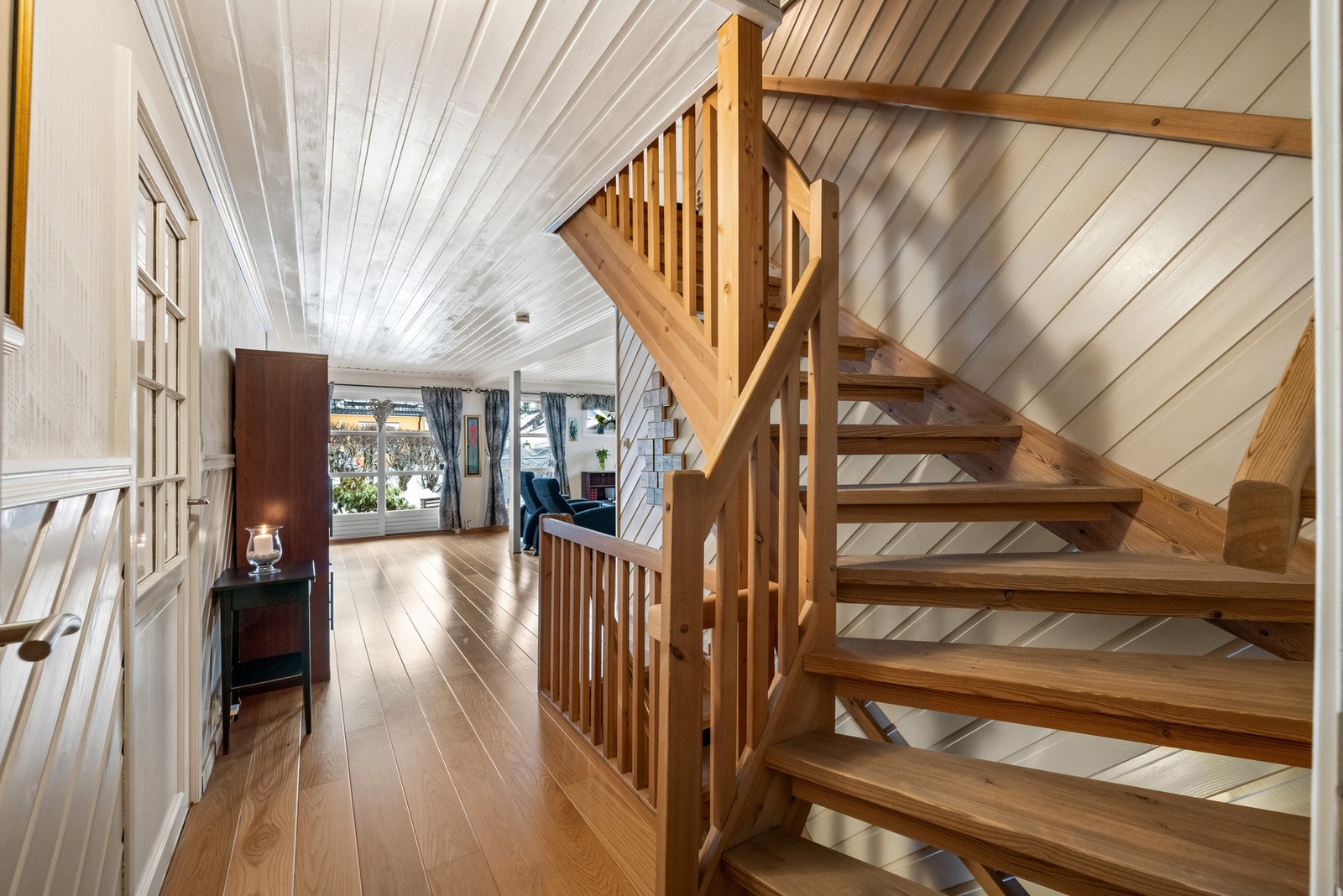 Trappen blir en naturling bindeledd mellom boligens 3 etasjer. Galleribilde