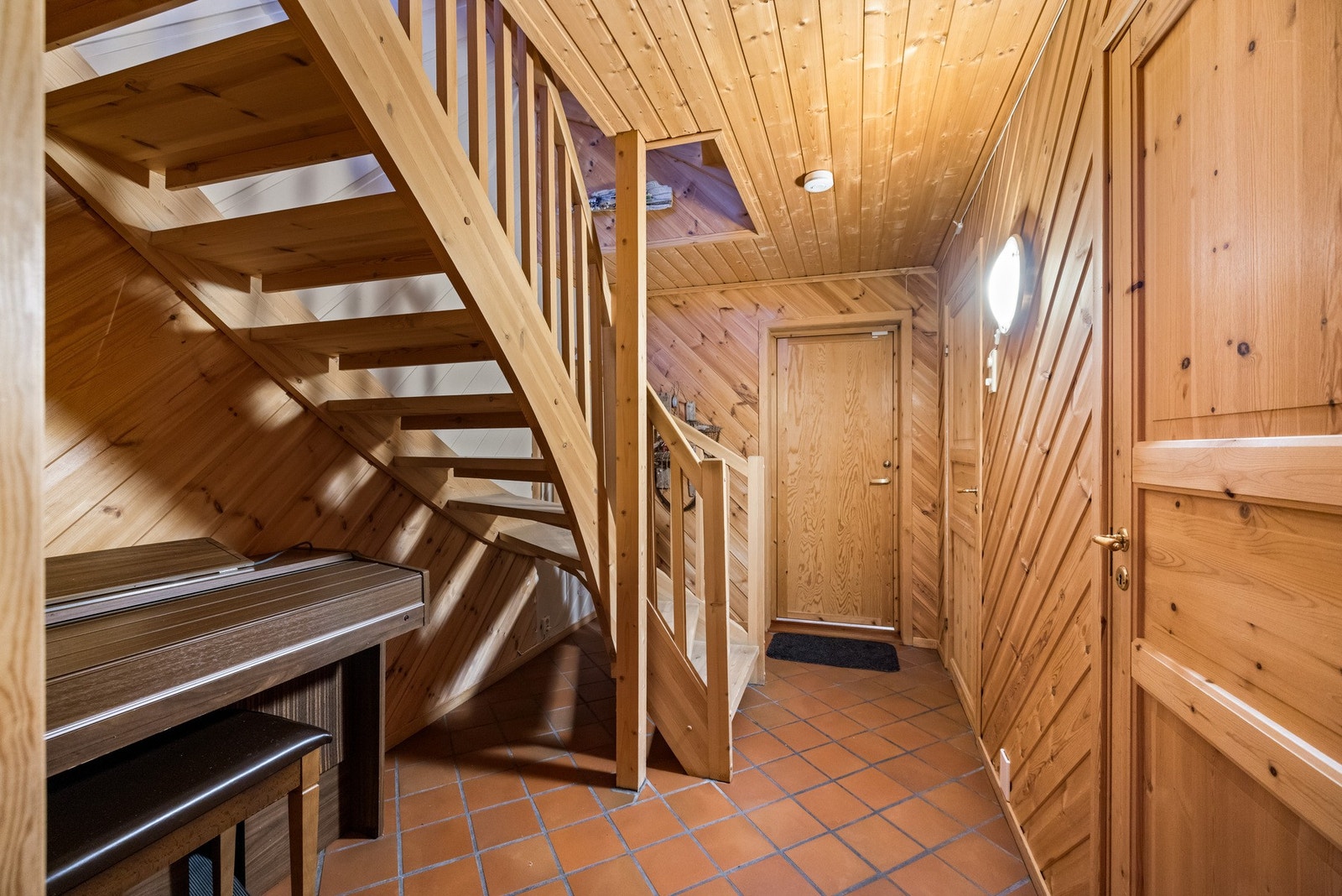 Boligen har en innholdsrik og funksjonell underetasje med mange bruksområder. Galleribilde