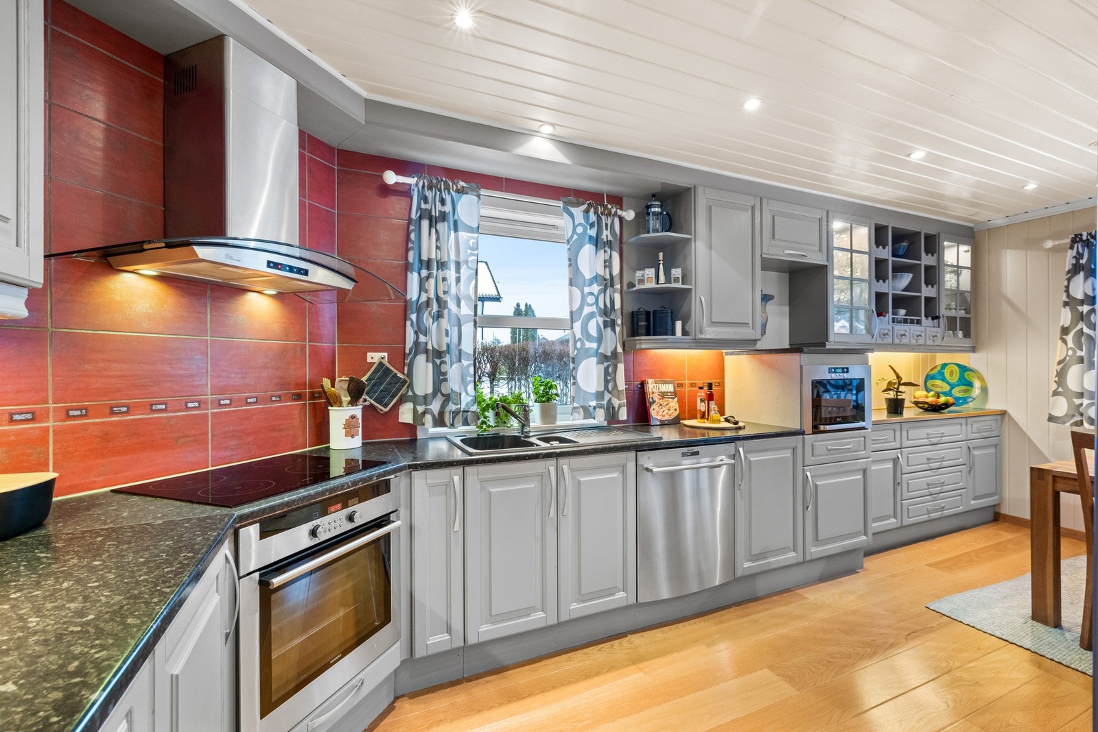 Ventilator med avtrekk ut sørger for et godt inneklima under matlaging. Galleribilde