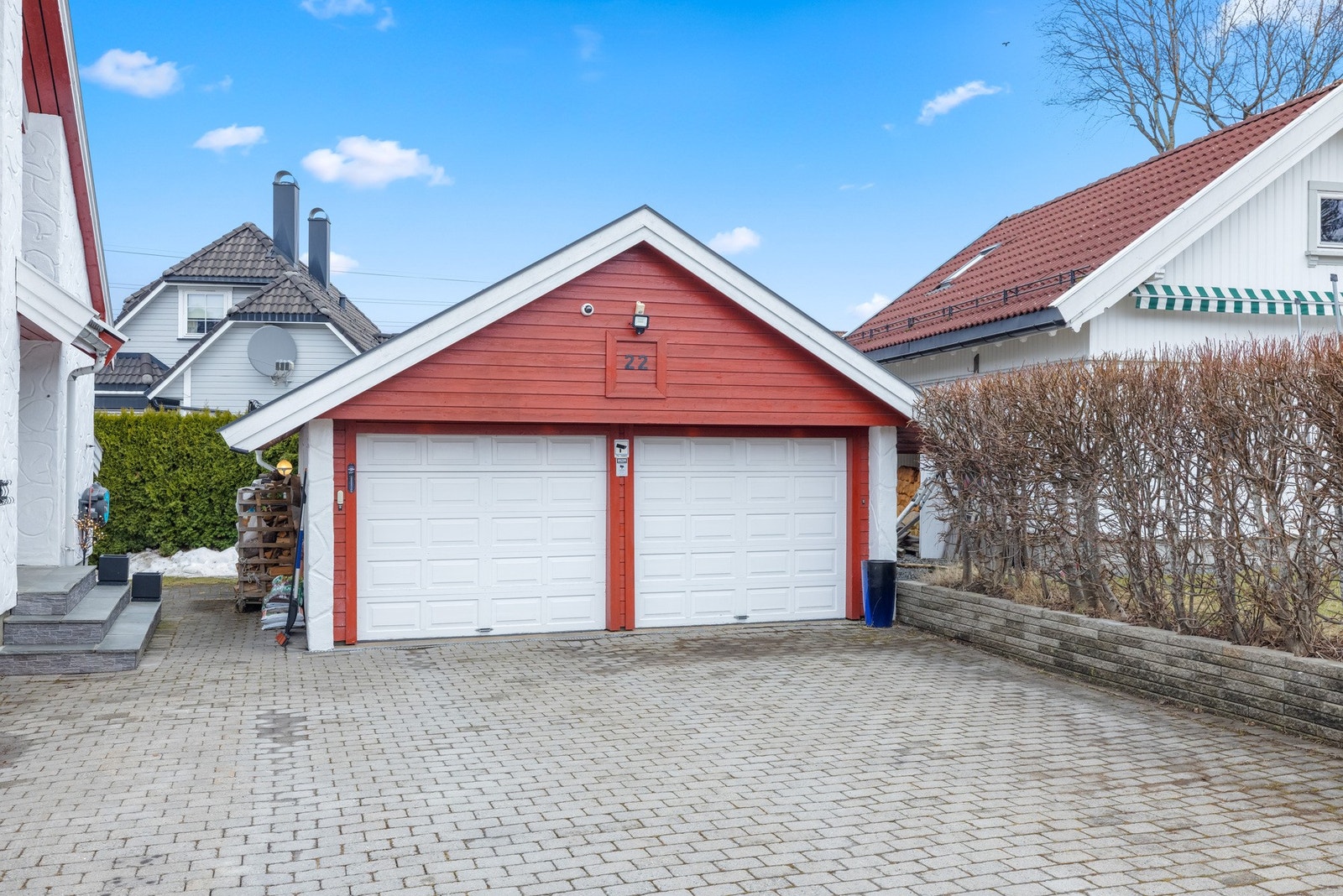 Garasjen er utstyrt med leddport med elektrisk portåpner og elbillader. I tillegg til en separat inngangsdør. Galleribilde