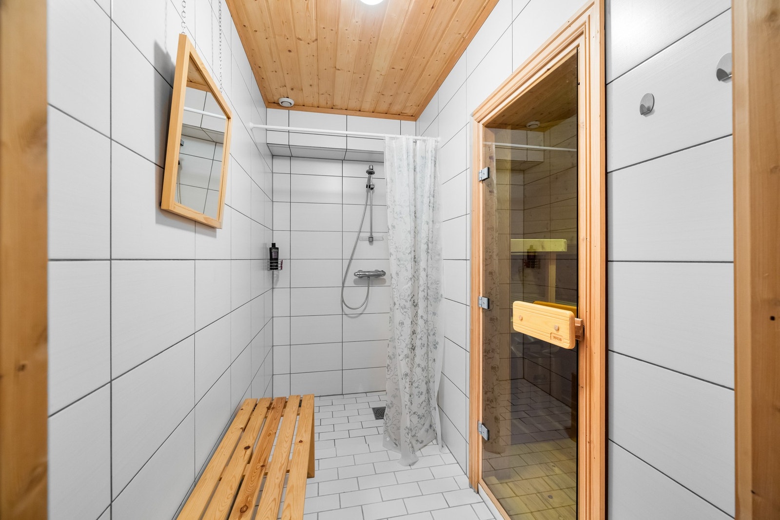 Egen dusj i tilknytning til badstuen. Galleribilde