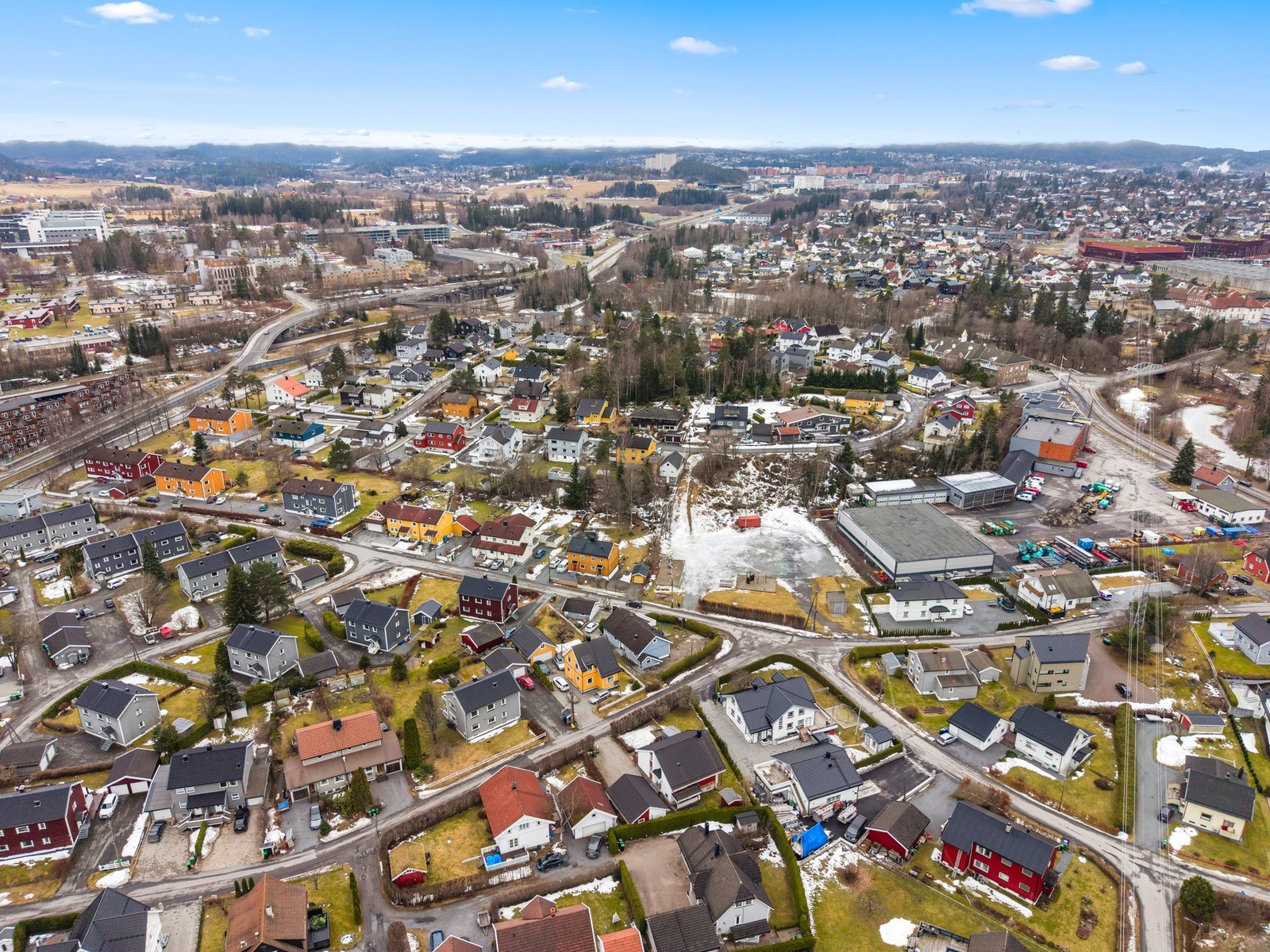 Fra eiendommen er det kort vei til Fjellhamardammen miljøpark, Vesletjernet med flytebrygge, og Langvannet med blant annet fin langgrunn badeplass. Galleribilde