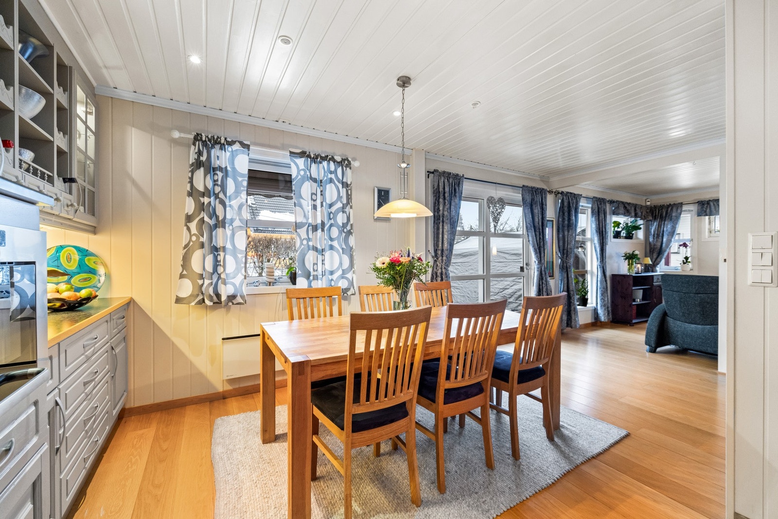 Ved kjøkkenet er det også god plass til en romslig spisegruppe, hvor familie og venner kan samles rundt måltidene. Galleribilde