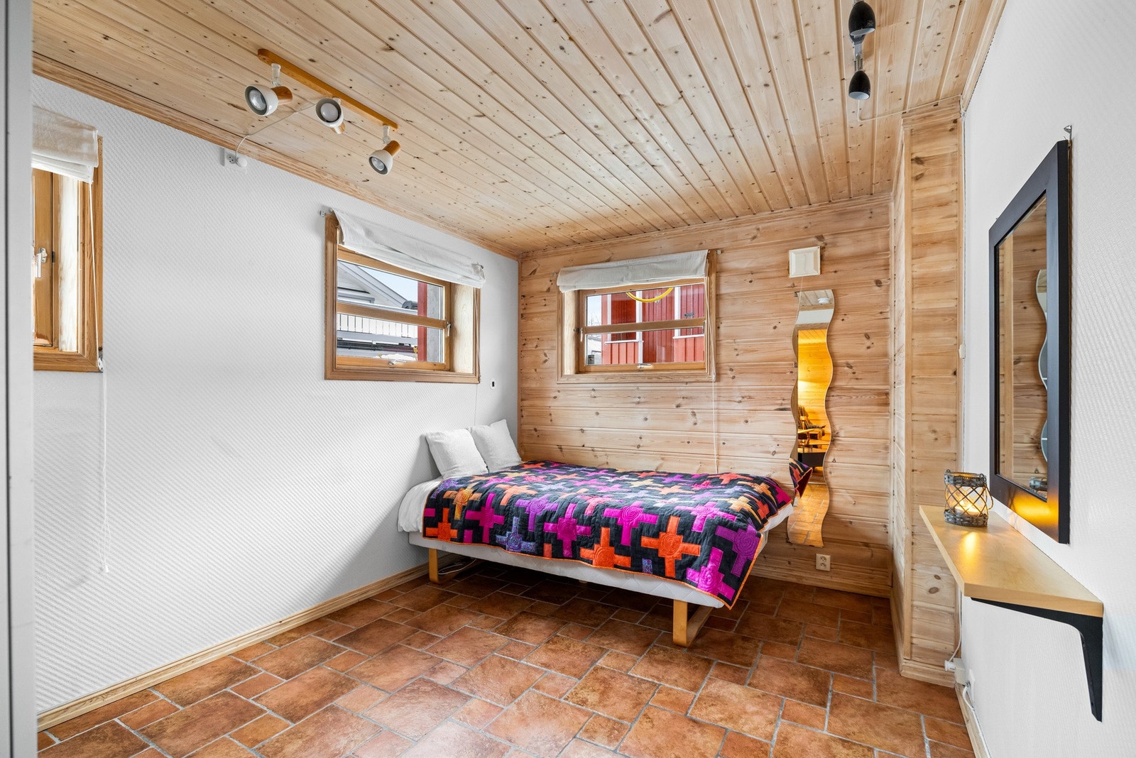 I boligens underetasje er det innredet er praktisk soverom som fint kan benyttes som gjesterom. Galleribilde