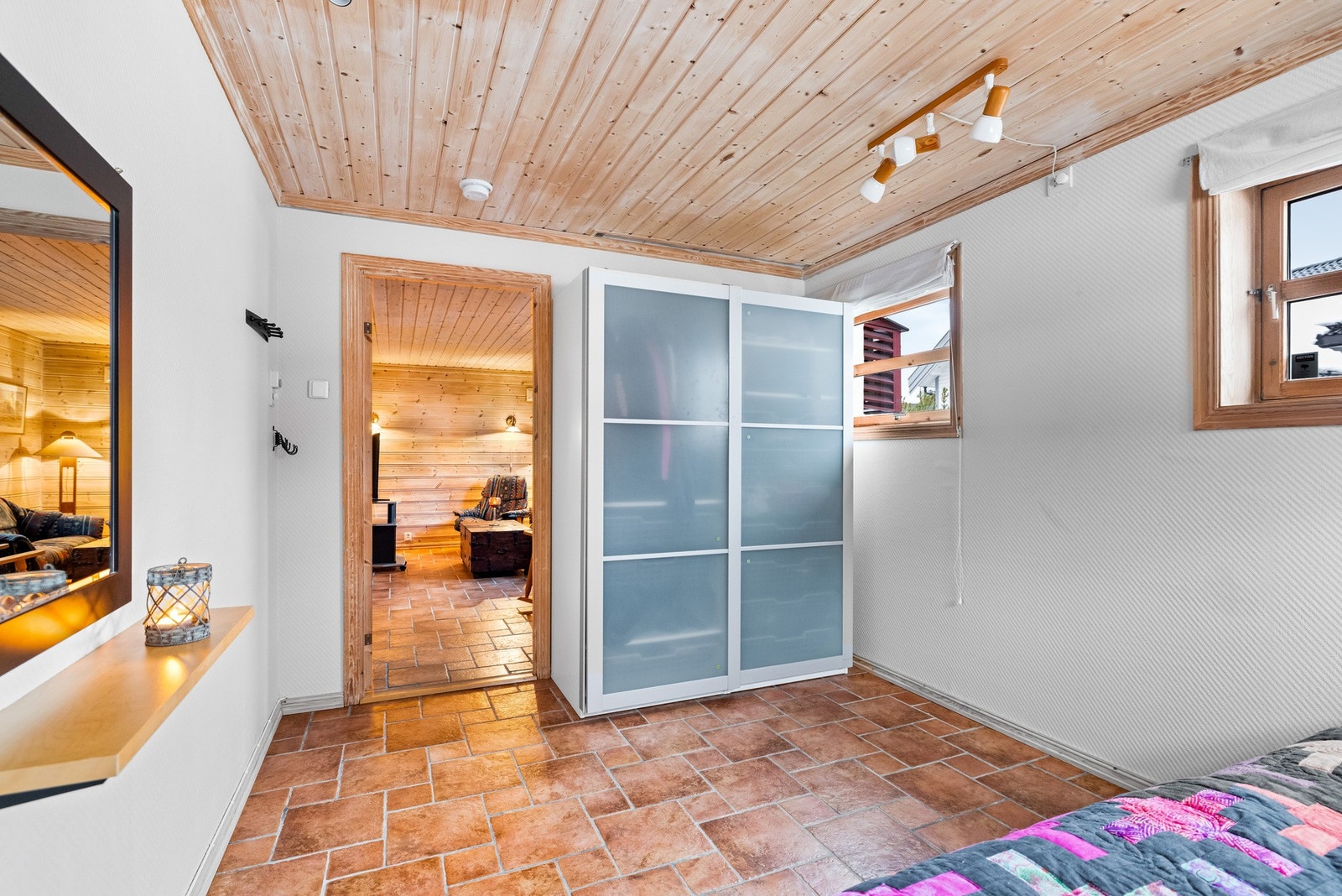 Det fjerde soverommet ligger i underetasjen og kan også fungere godt som gjesterom eller et mer skjermet rom i boligen. Galleribilde