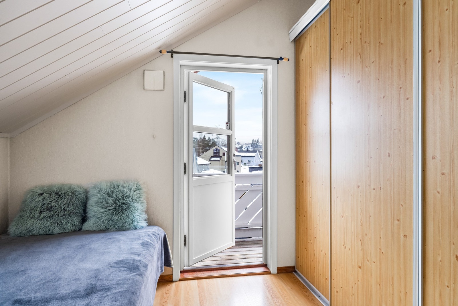 Fra det ene soverommet i 2 etg. er de utgang til en balkong. Galleribilde