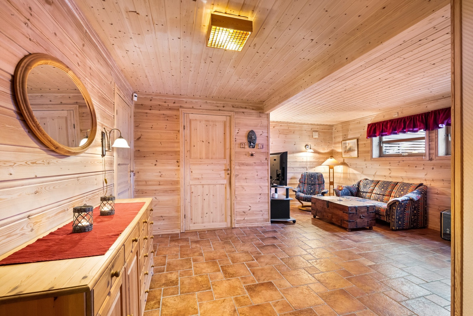 Her finner man blant annet en kjellerstue, soverom, bad, vaskerom, 2 boder, badstue og et hobbyrom. Galleribilde