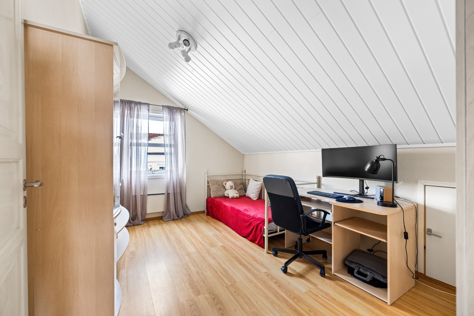 Det siste soverommet i 2 etg. passer perfekt som hjemmekontor. Galleribilde