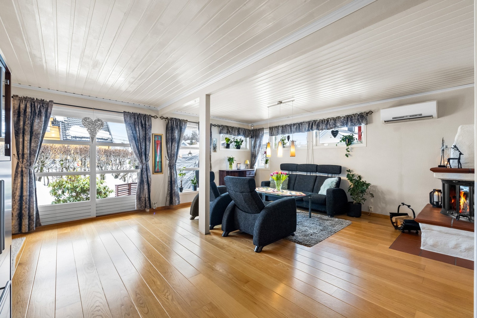 Stuen fremstår som et luftig og innbydende oppholdsrom med god plass til flere møbleringssoner. Galleribilde