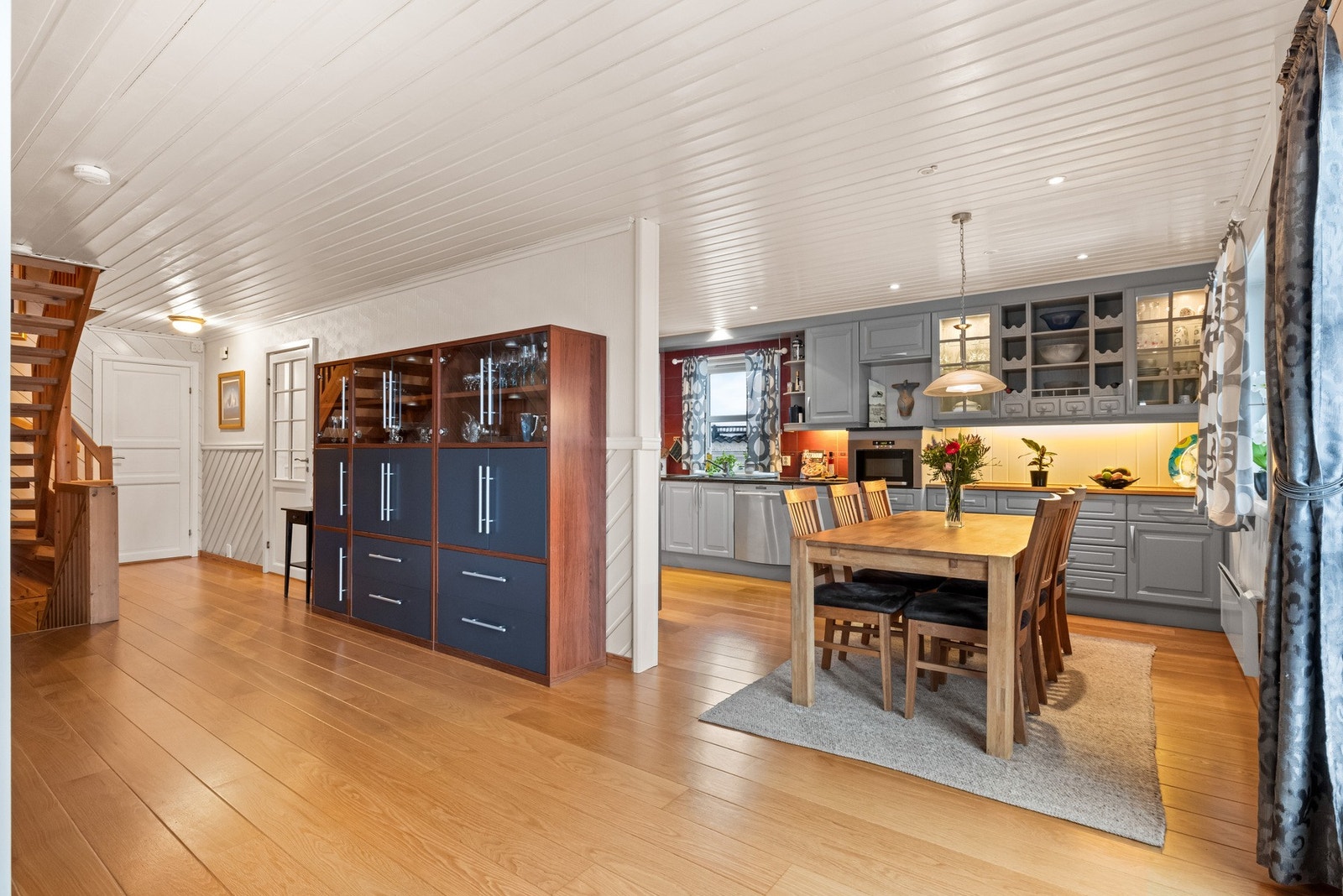 Den byr på stort gulvareal med gode innredningsmuligheter. Galleribilde