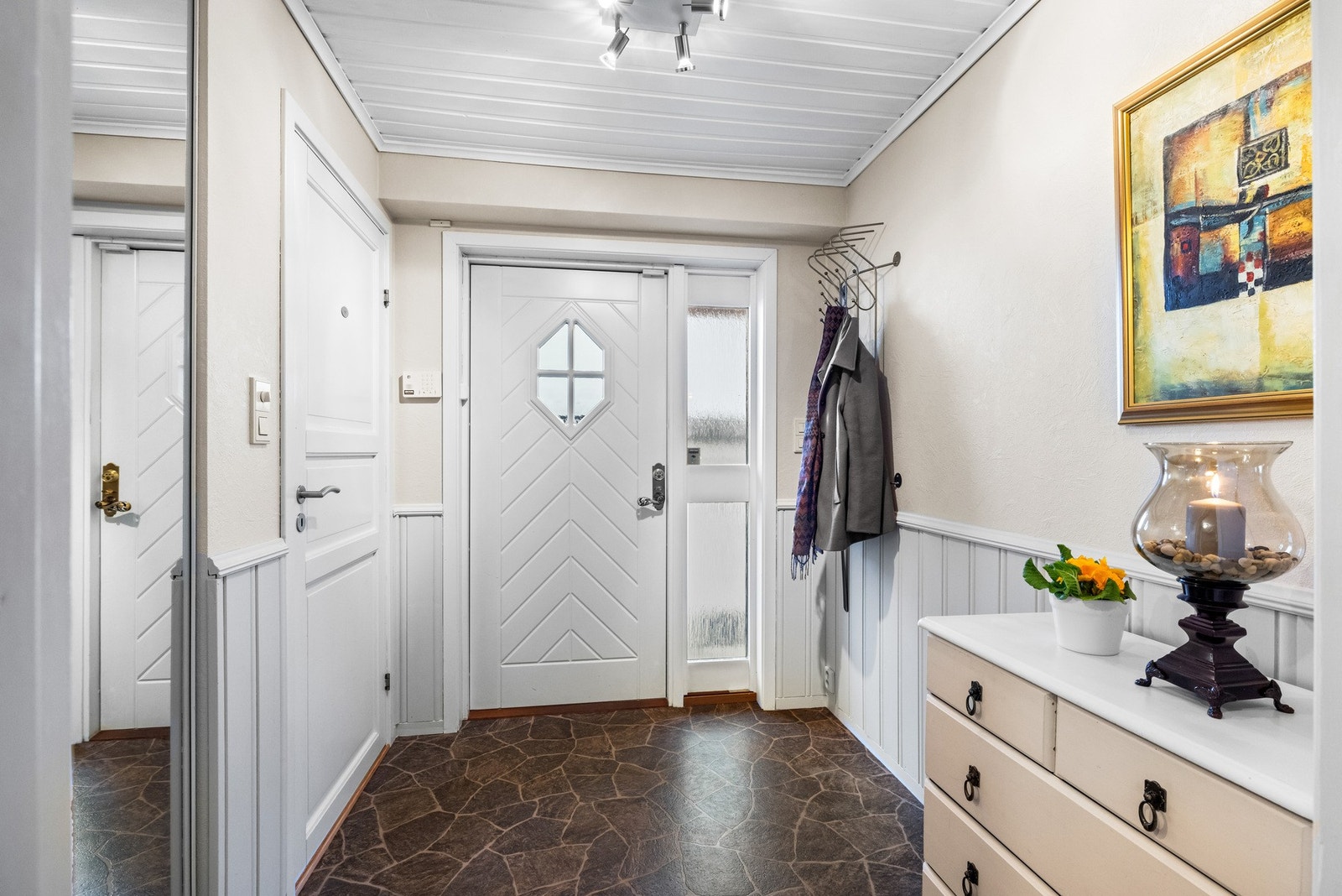 Boligen ønskes velkommen via en lys og innbydende entré med god plass til å henge fra seg yttertøy og sette fra seg sko. Galleribilde