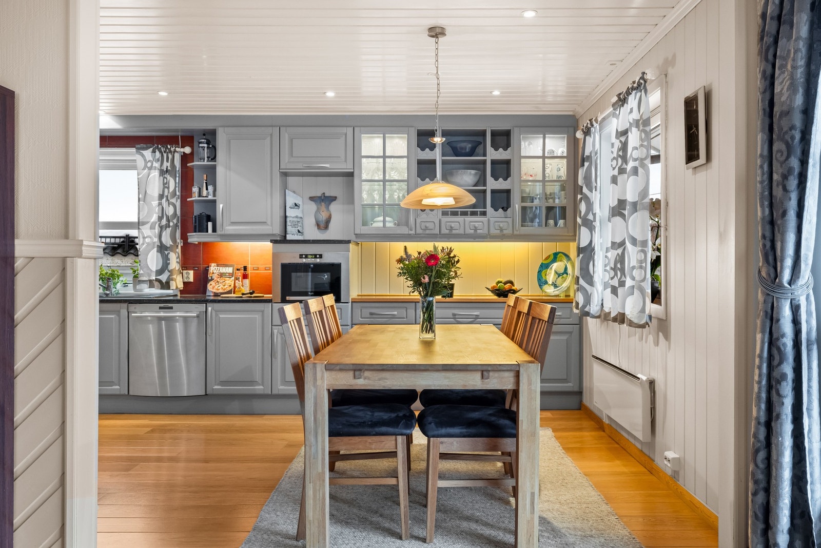 Kjøkkenet ligger i tilknytning til stuen og danner en hyggelig og sosial ramme rundt boligens hverdagsliv Galleribilde