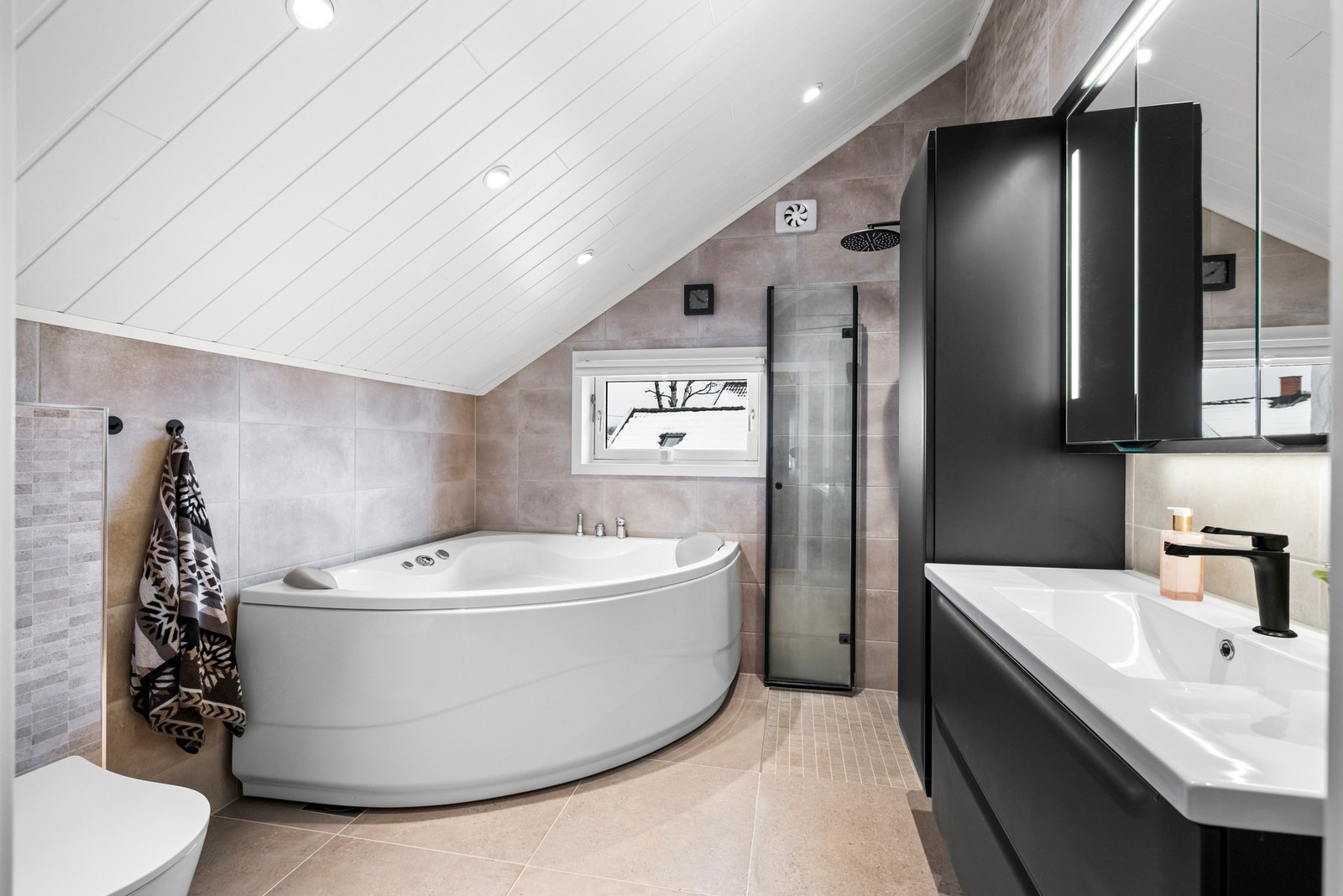 Baderommet i andre etasje ble pusset opp i 2021 og fremstår moderne og stilrent. Galleribilde