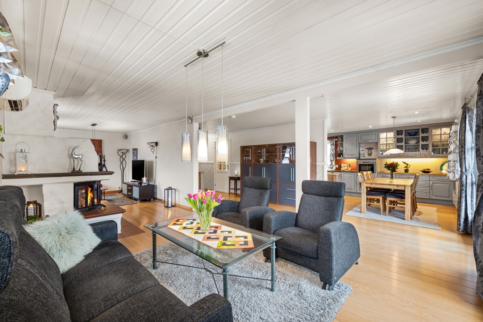 Veggene er malt i lyse fargetoner som understreker den luftige romfølelsen.
Det er også installert Galleribilde