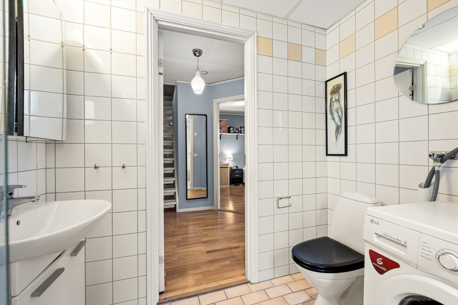 Badet er en prefabrikkert baderomskabin med flislagte overflater og elektriske varmekabler i gulvet. Galleribilde