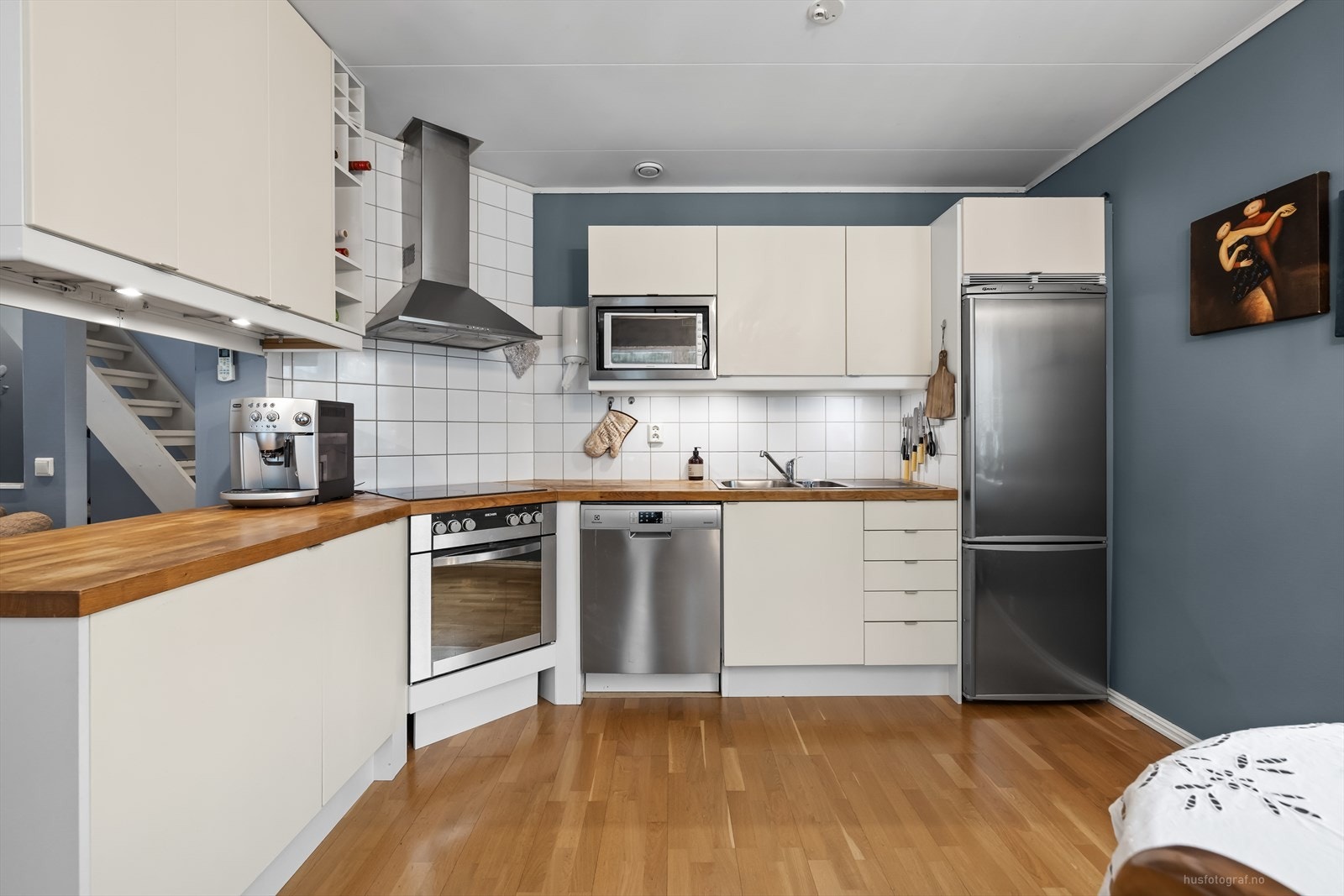 Godt med skap- og benkeplass. Det er røropplegg for oppvaskmaskin. Galleribilde