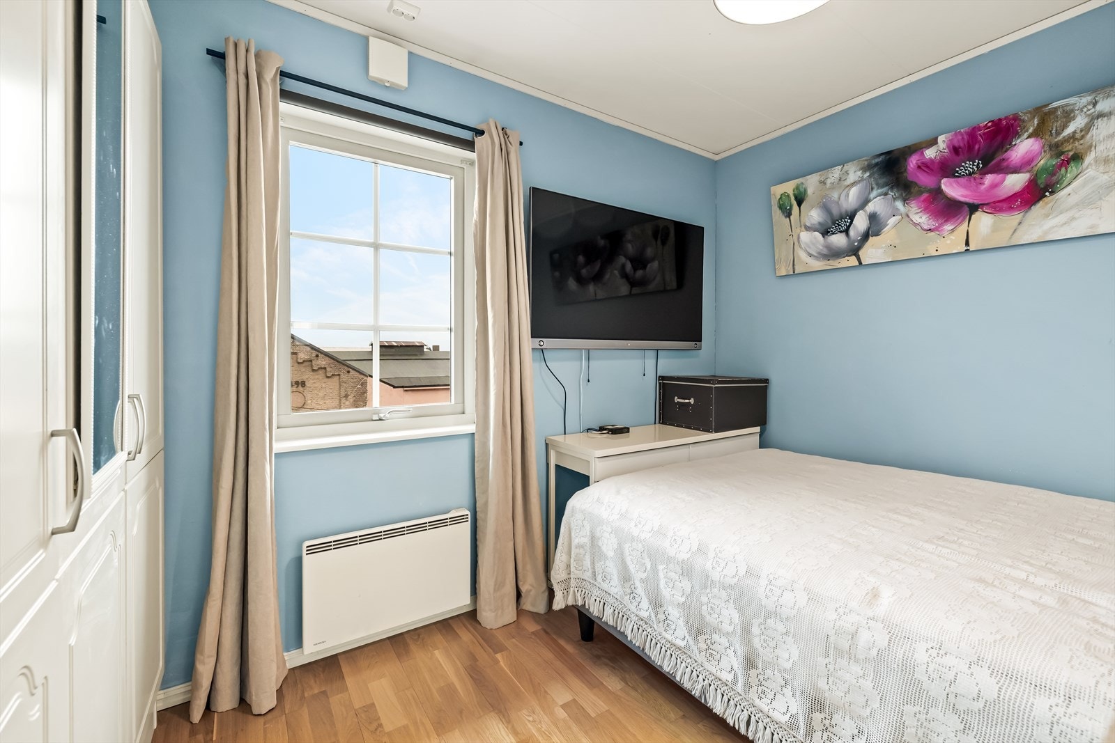 Det ene av to soverom på hovedplanet, med plass til seng og garderobeløsning. Galleribilde