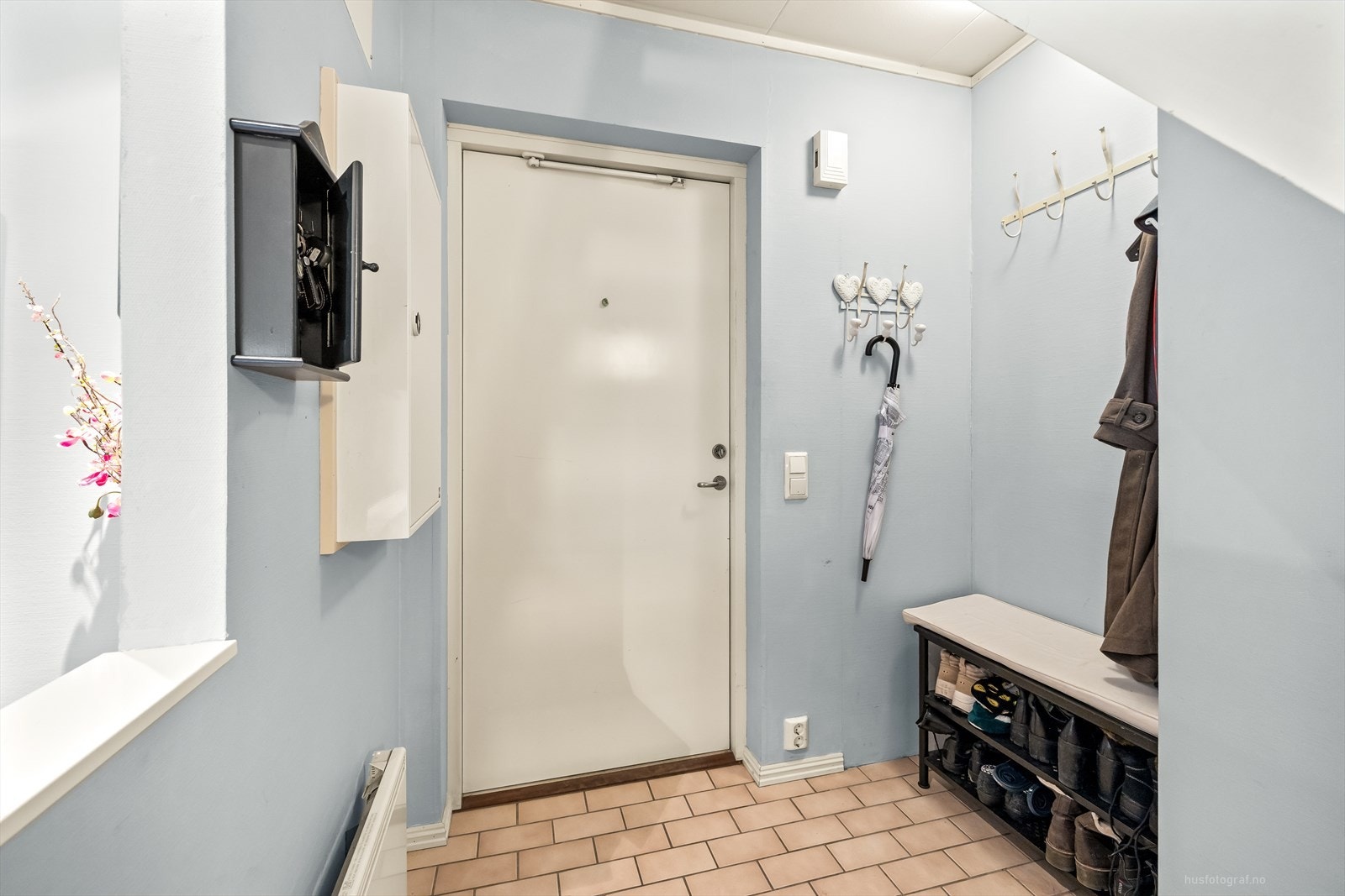 Entréen gir plass til oppbevaring av yttertøy og sko. Galleribilde