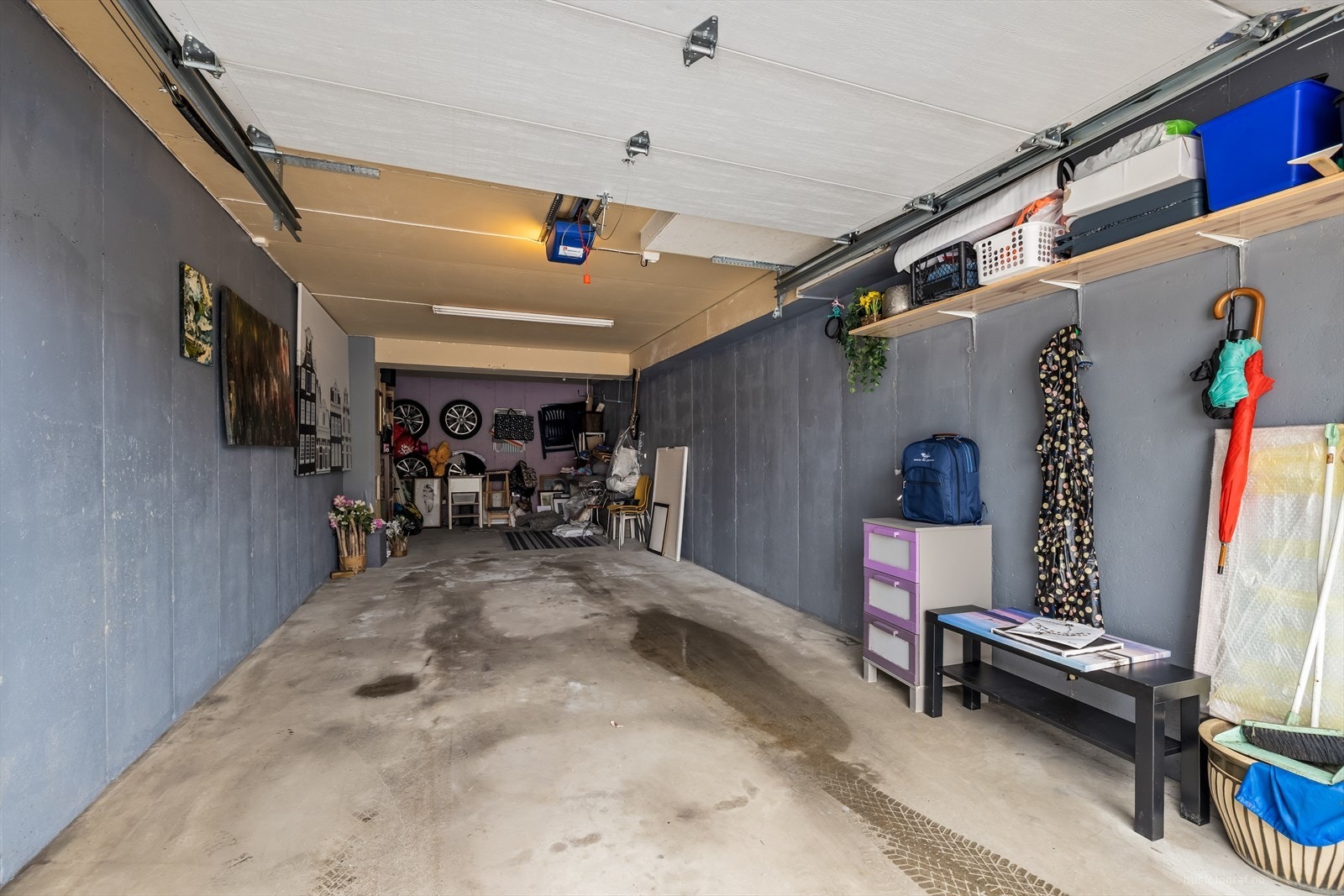 I underetasjen disponerer leiligheten en romslig garasjeplass med isolert leddport og automatisk åpner. Galleribilde