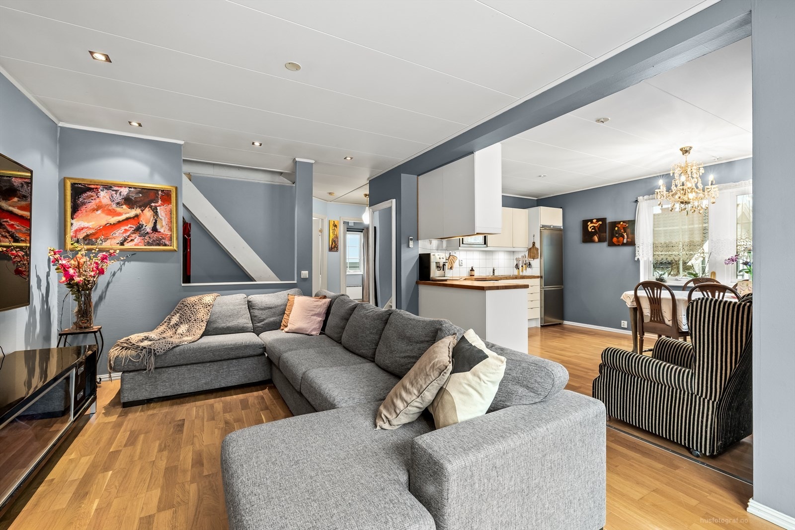 Leiligheten har en åpen og sosial sone der stue og kjøkken er i direkte forbindelse. Gjennomgående parkett på gulv. Galleribilde