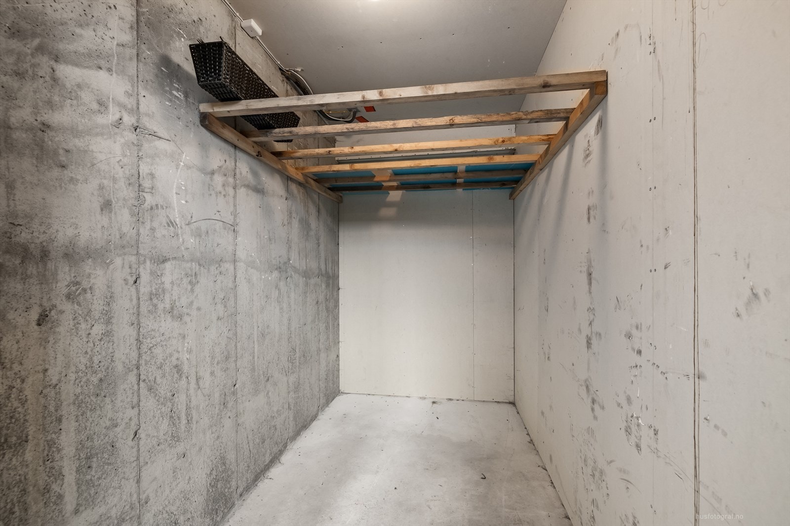 I tillegg til garasjen er det en praktisk bod i underetasjen for ekstra lagring. Galleribilde