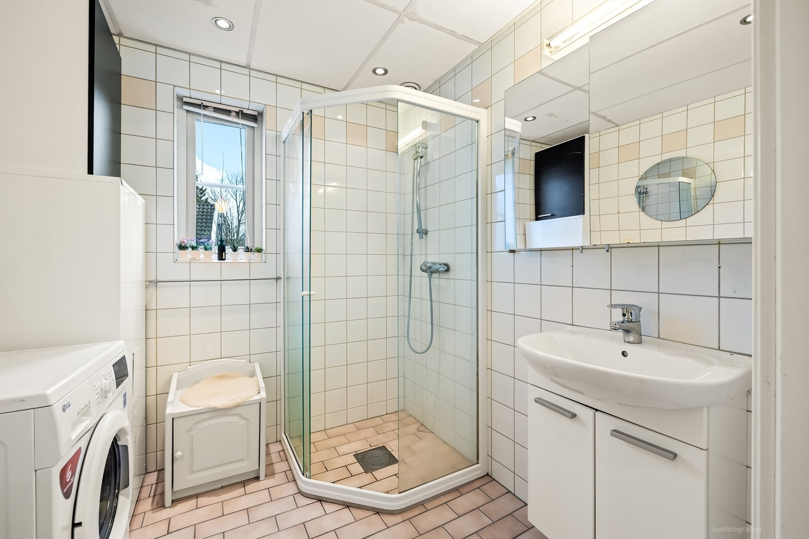 Her er det dusjhjørne, toalett, servant og opplegg for vaskemaskin. Galleribilde