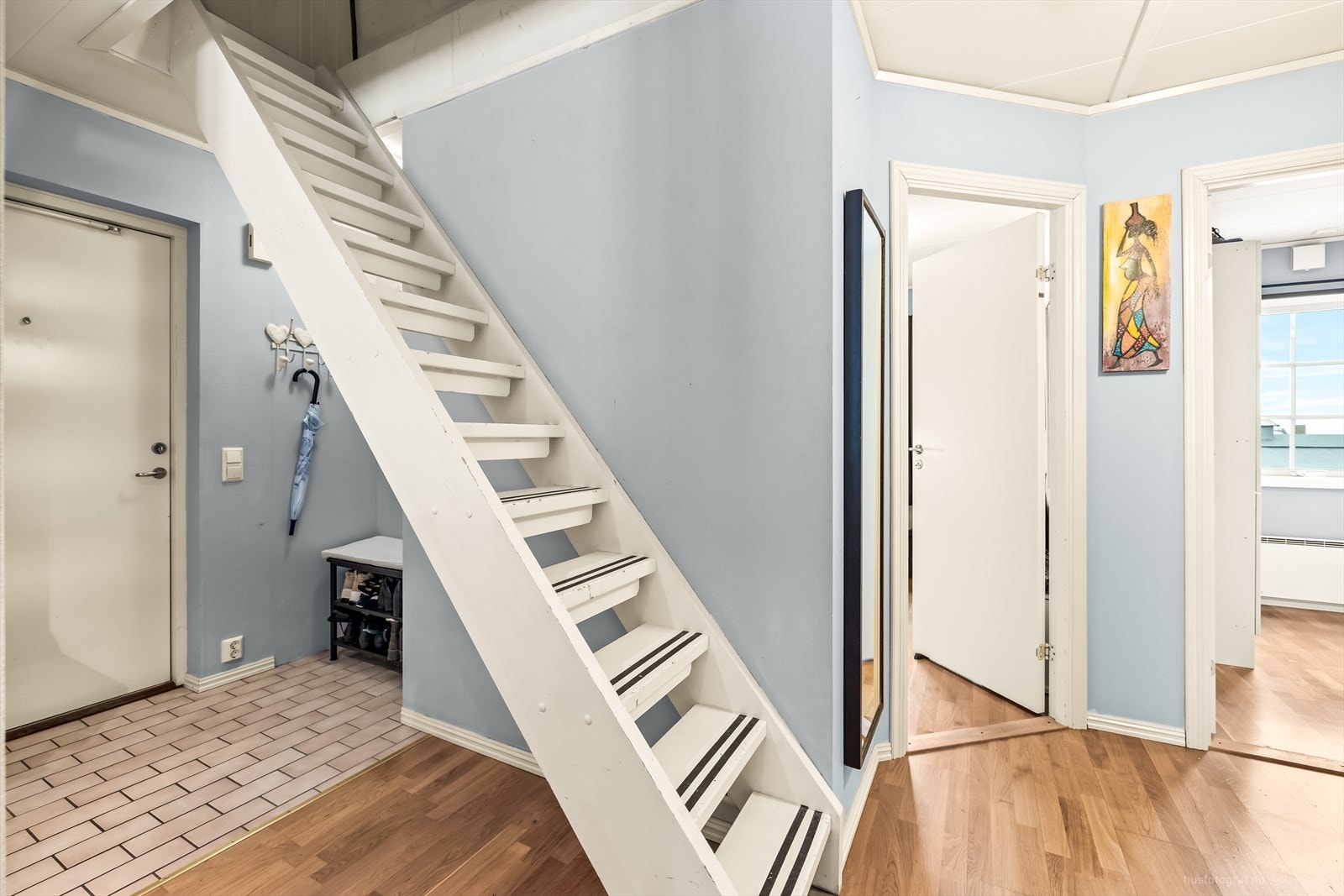 Fra gangen leder en malt tretrapp opp til loftsetasjen. Galleribilde