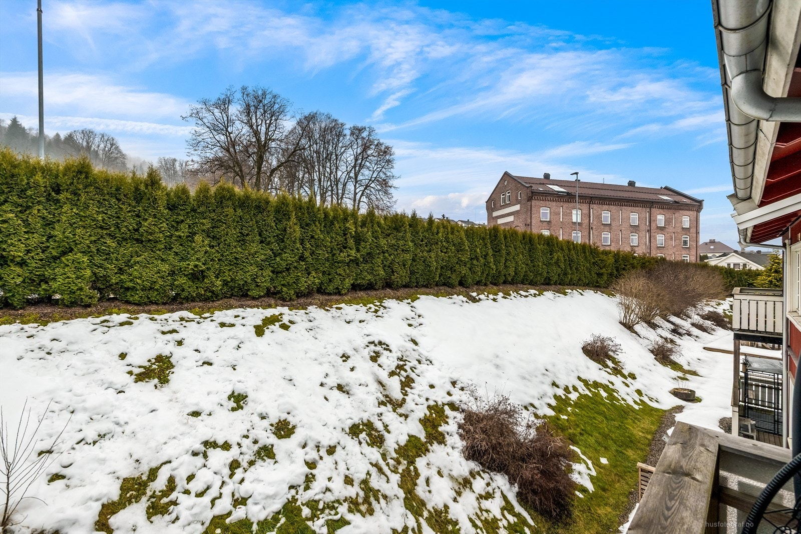 Tomten er opparbeidet med gressplen og beplantning. Galleribilde