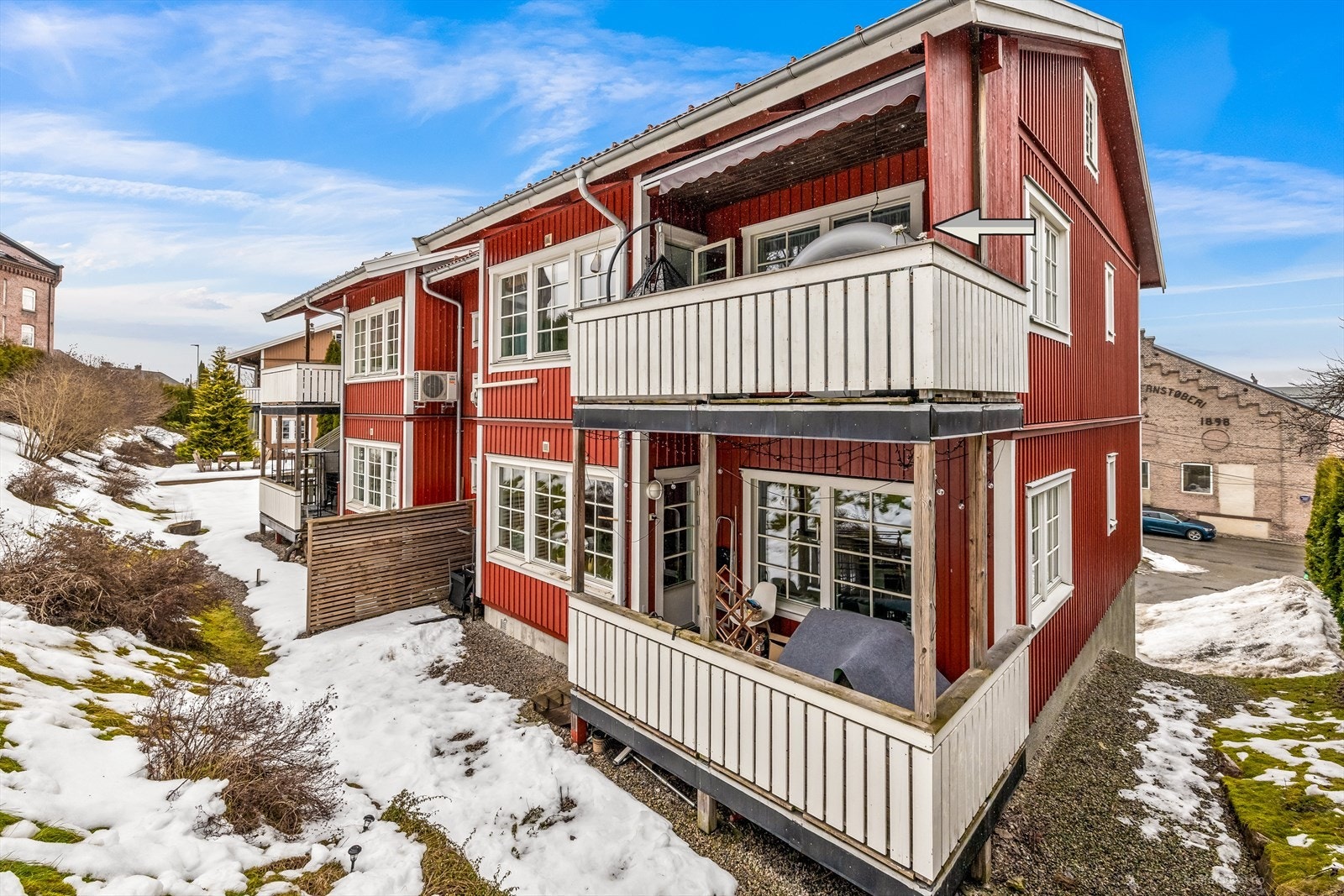 Rekkehusleilighet oppført i 2004 med fin balkong og garasje. Galleribilde