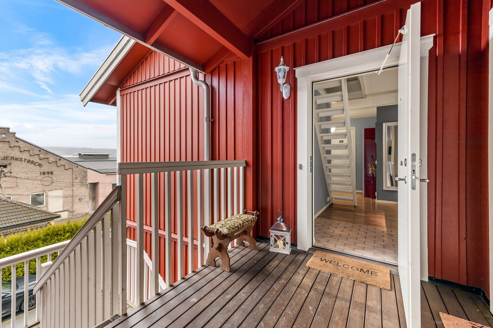 En malt hovedytterdør i tre åpner inn til boligens entré. Galleribilde