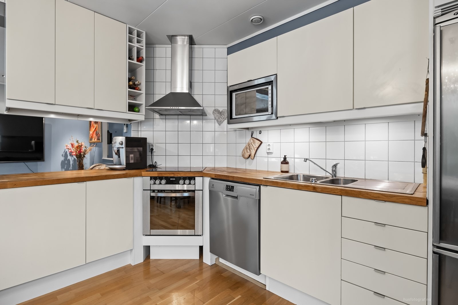 Kjøkkeninnredningen har glatte fronter, integrert stekeovn og platetopp, samt ventilator med avtrekk ut. Galleribilde