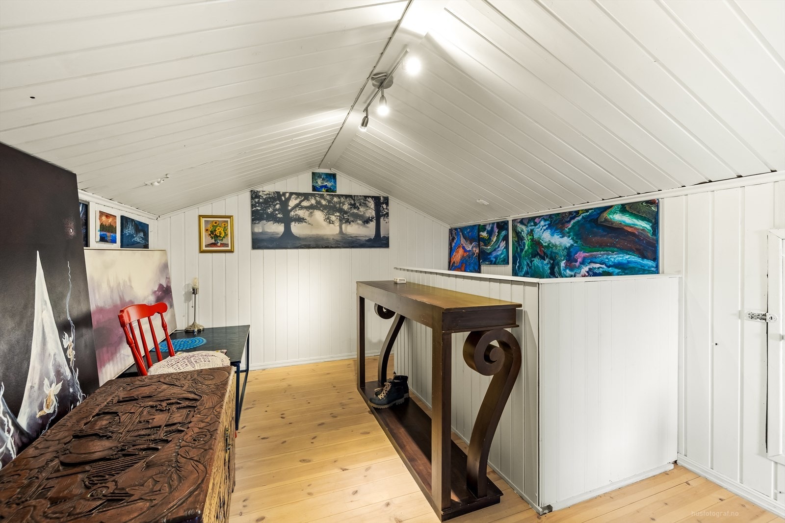 Loftet er innredet med furugulv og trepanel på vegger og i himling. Galleribilde