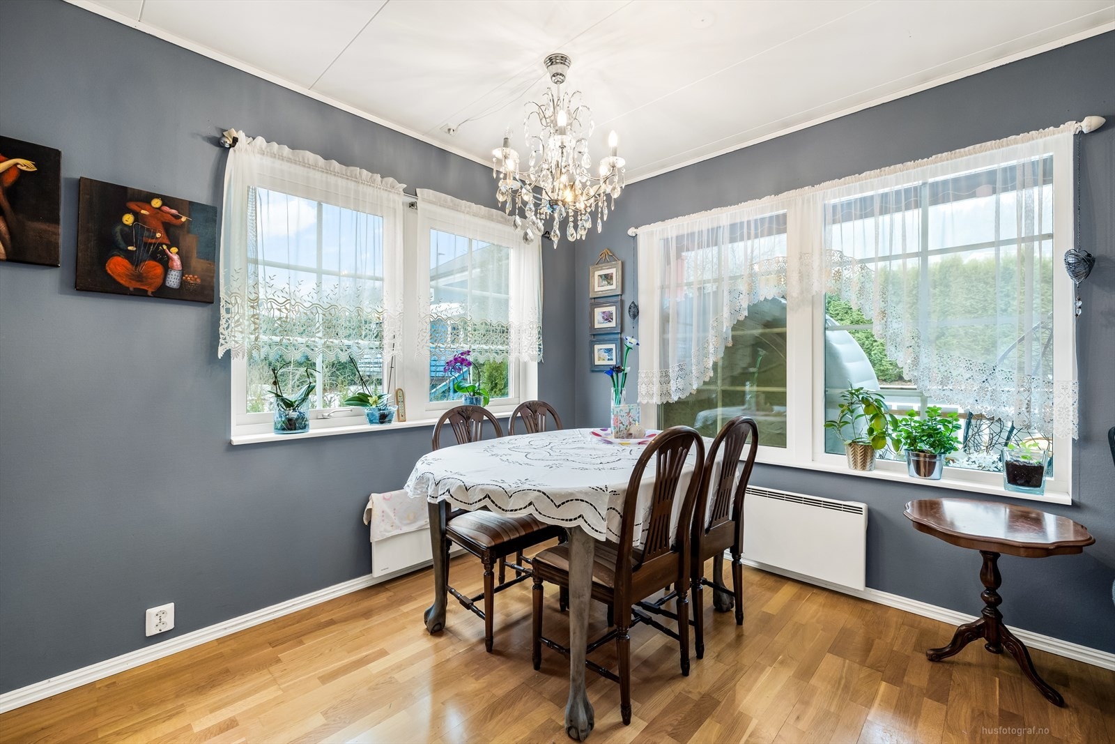 Spisestuen er en naturlig del av oppholdsrommet, med plass til hyggelige sammenkomster. Galleribilde