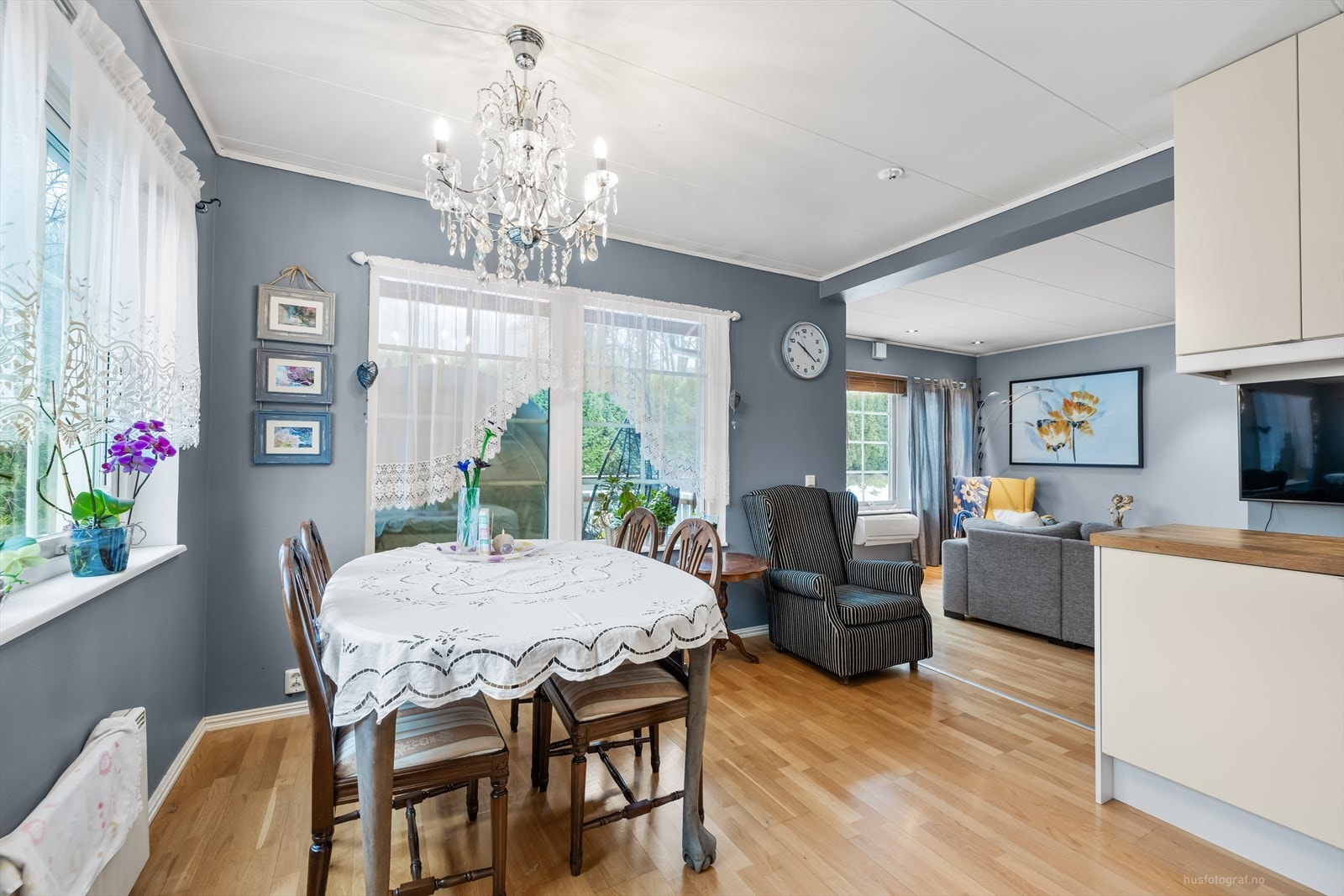 Den åpne løsningen gir en god romfølelse og binder sonene sammen. Galleribilde