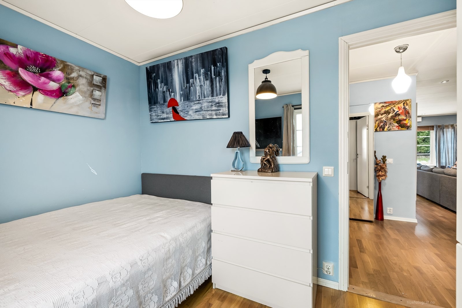 Malte, glatte innerdører er gjennomgående i boligen. Galleribilde