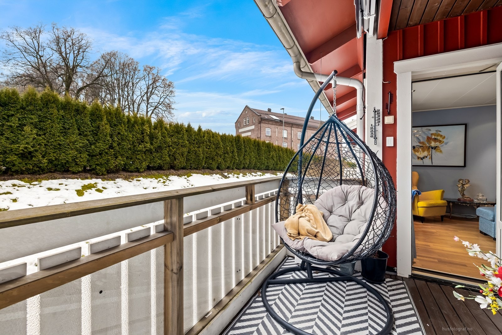 Fra stuen er det direkte utgang til en terrasse på cirka 8 m². Galleribilde