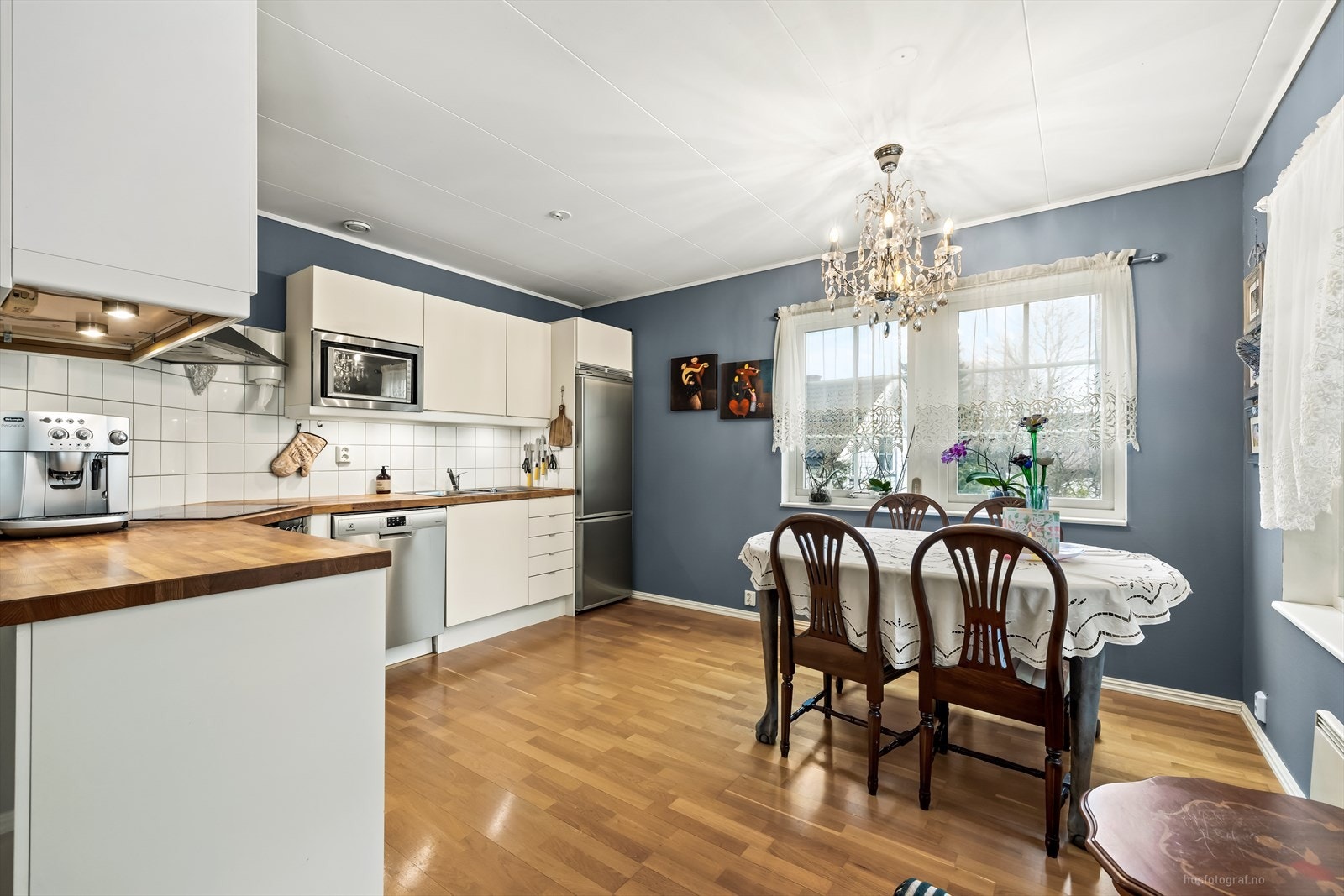 Kjøkkenet har en praktisk utforming med benkeplate i heltre og god plass til et spisebord. Galleribilde