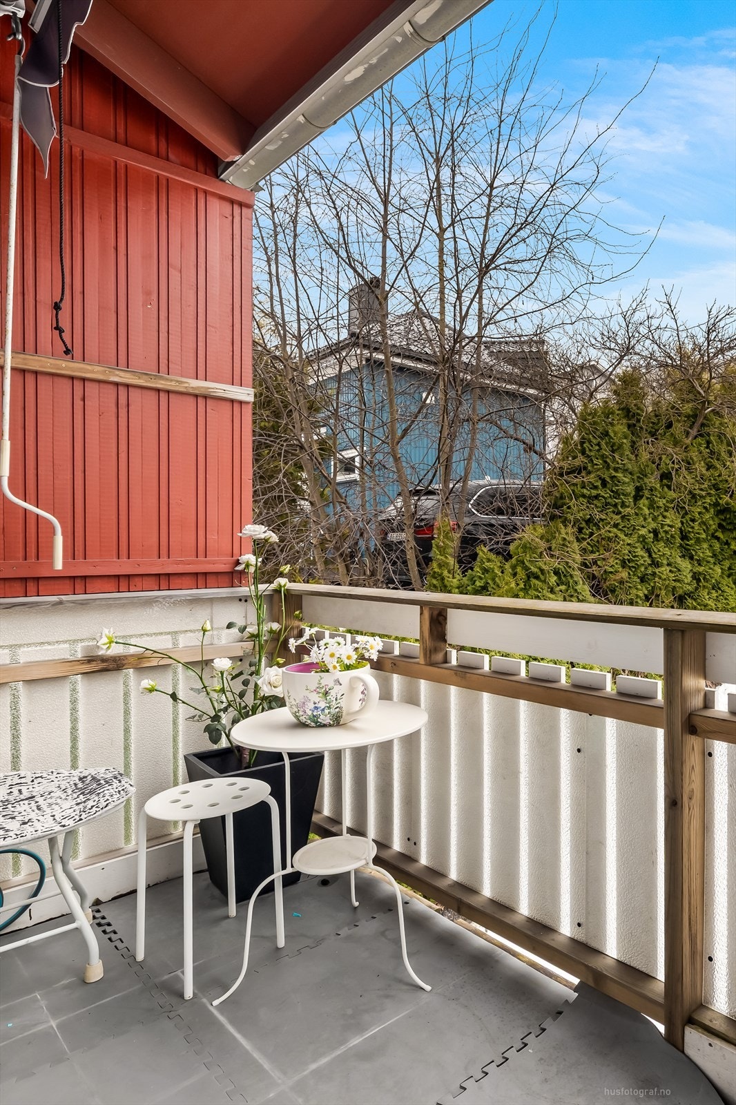 Terrassen har rekkverk i tre og er utstyrt med markise for solskjerming. Galleribilde