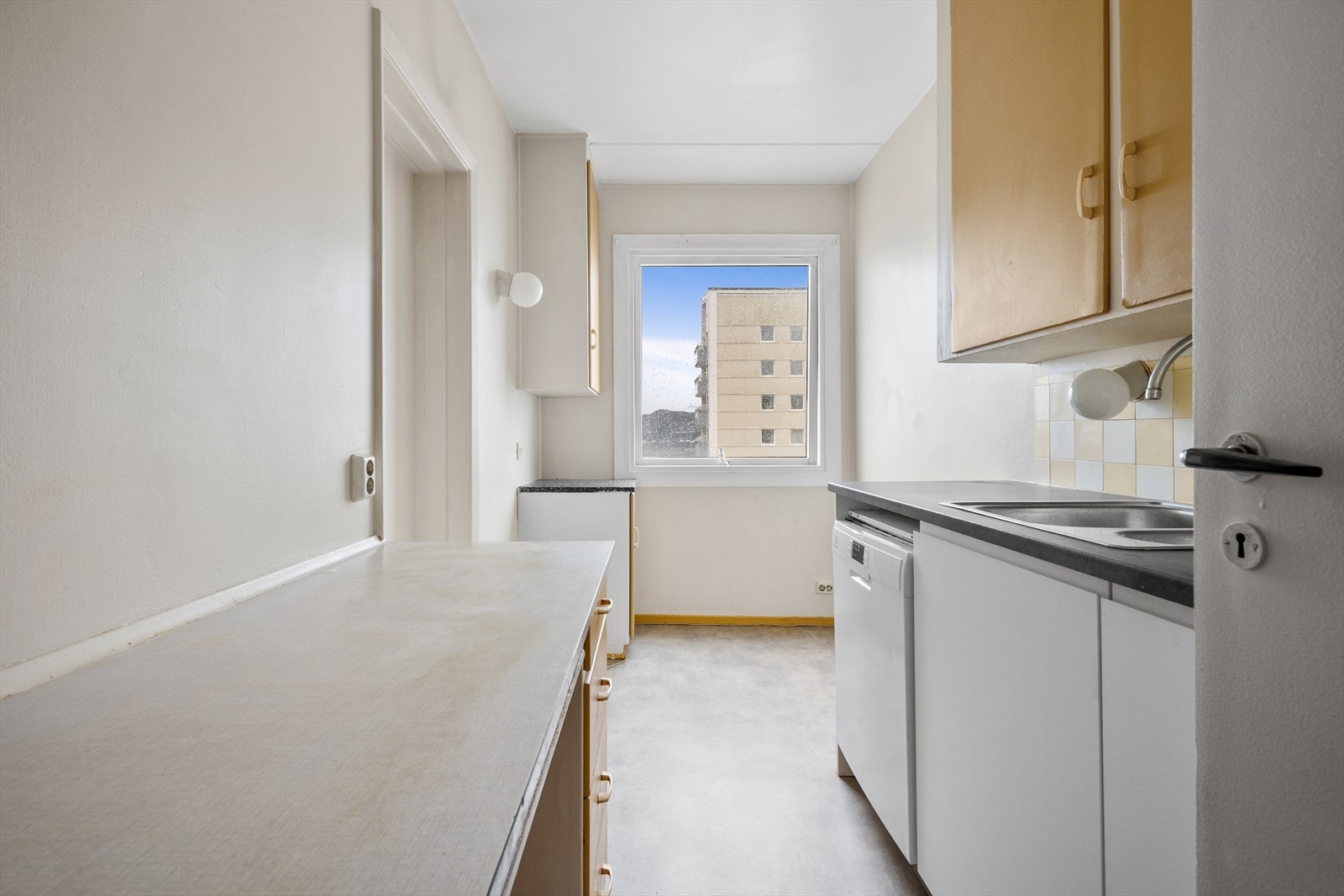 Kjøkken av eldre dato. Mulighet for dør inn til stuen. Galleribilde