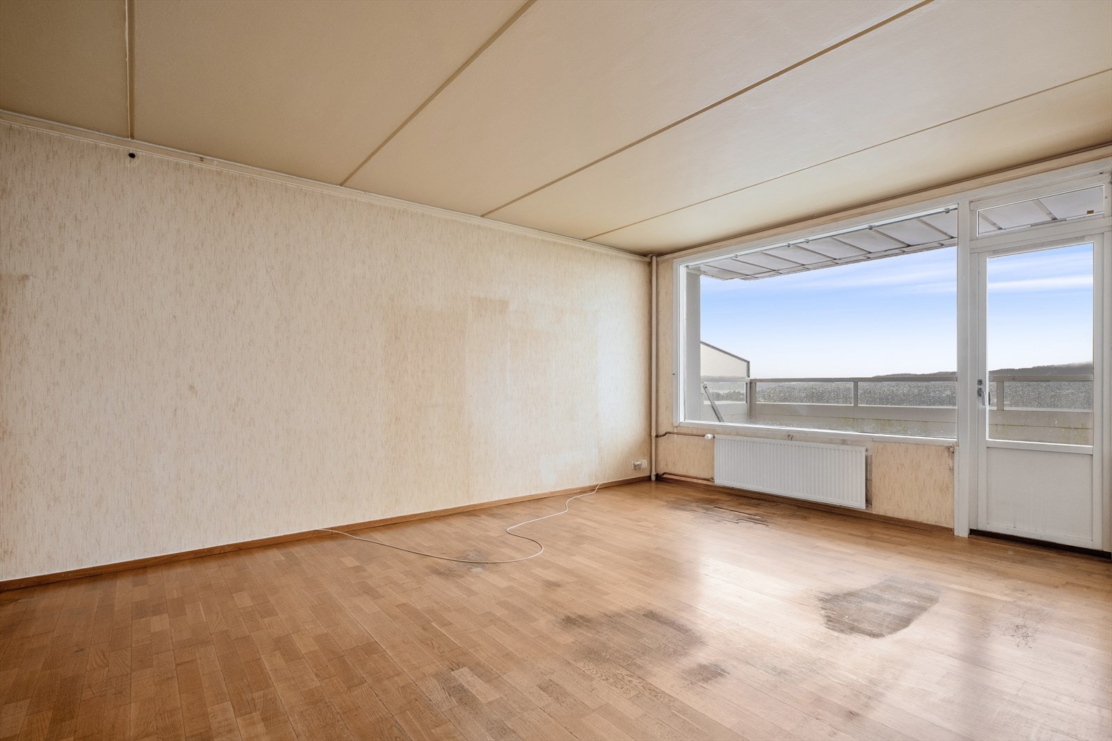 Leiligheten trenger totalt oppussing. Galleribilde